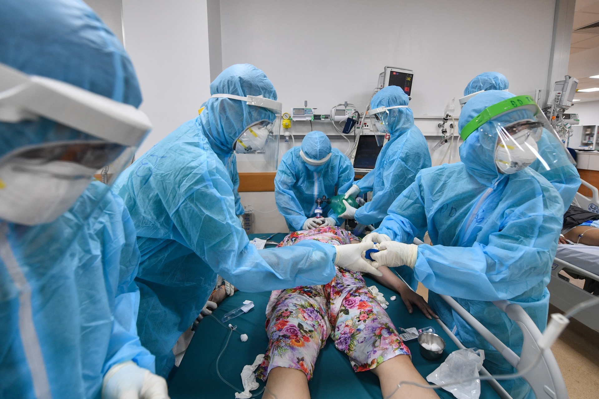 Bac si chay dua voi thoi gian cuu benh nhan Covid-19 tro nang hinh anh