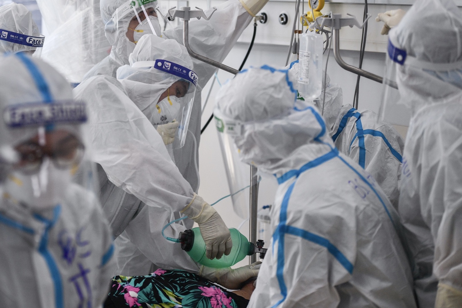 Bac si dieu tri Covid-19: 'Chung toi lam viec voi 200% cong suat' hinh anh