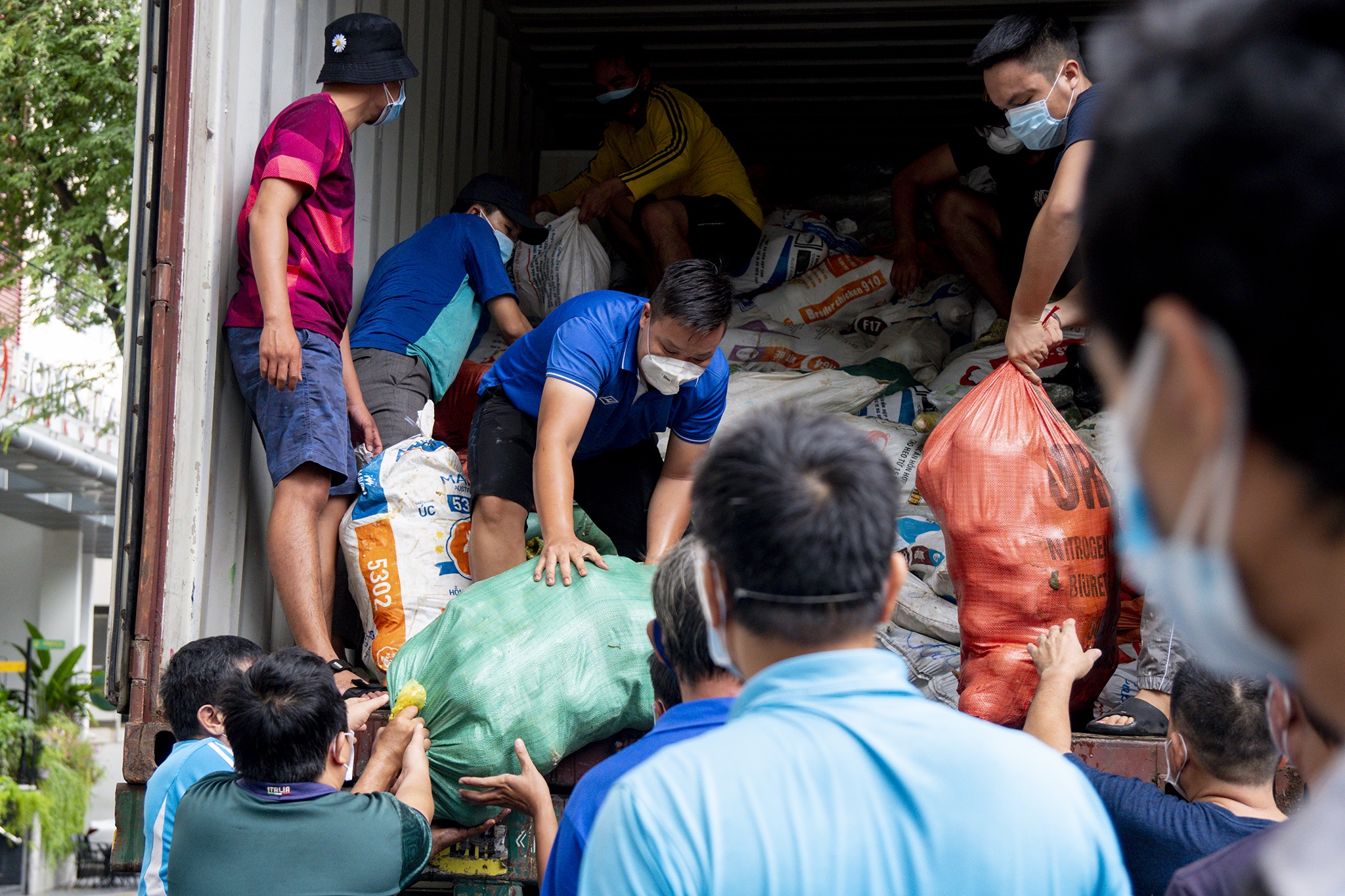 Gan 300 tan nong san nguoi dan Nghe An gui tang da den TP.HCM hinh anh