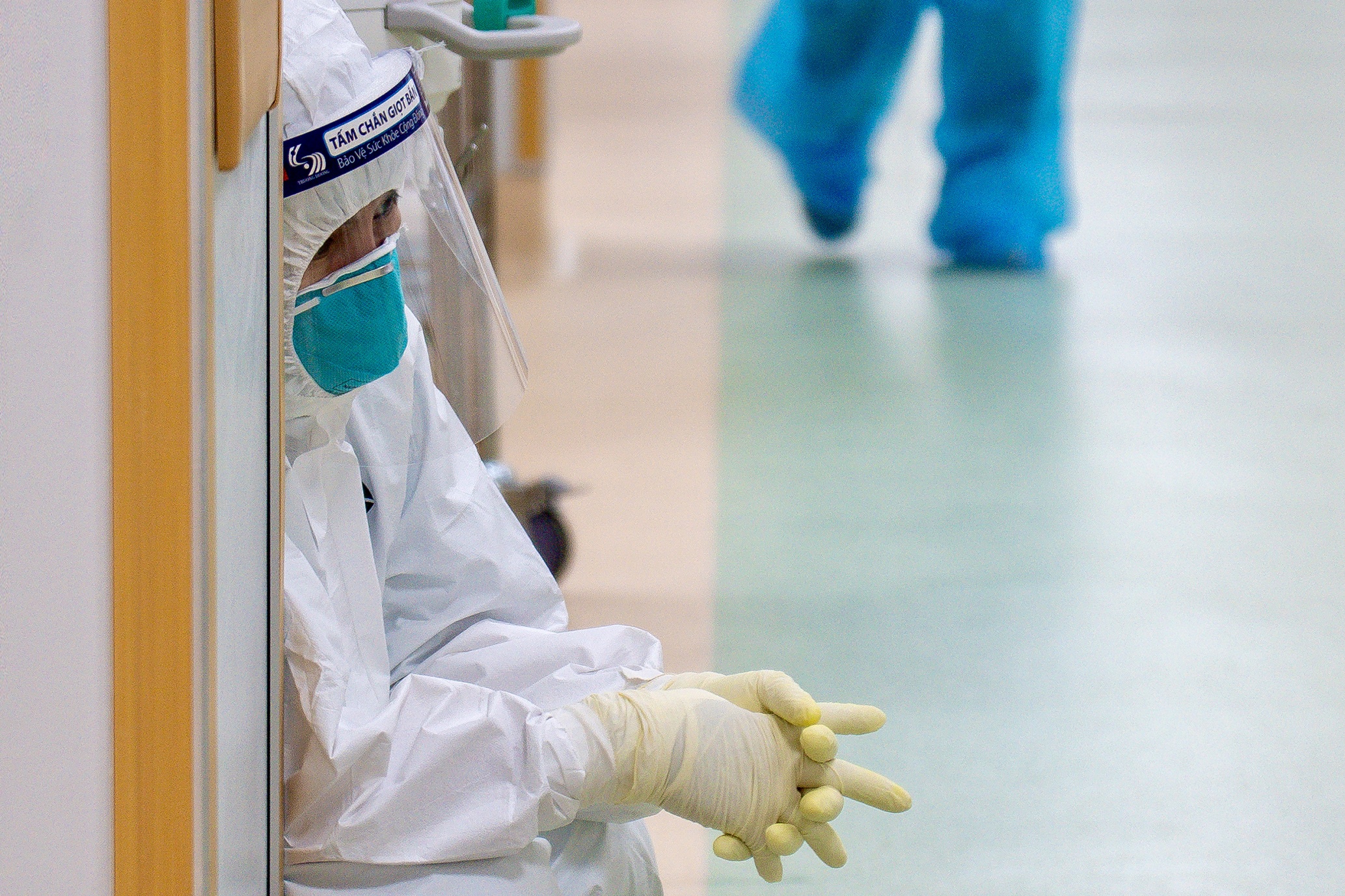 Nhan vien y te dau long khi benh nhan Covid-19 khong qua khoi hinh anh