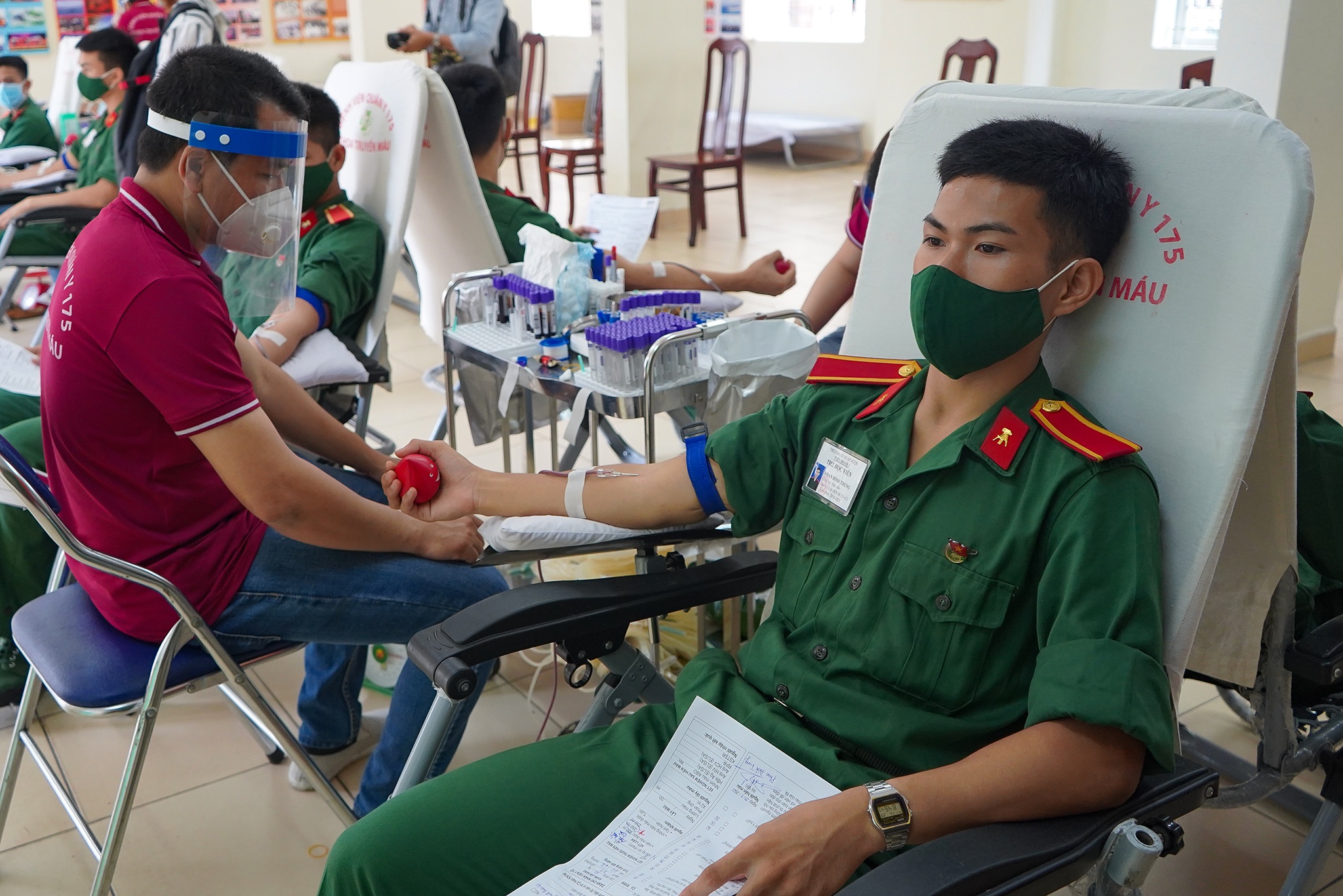 Hon 300 can bo, chien si tham gia hien mau o TP.HCM hinh anh