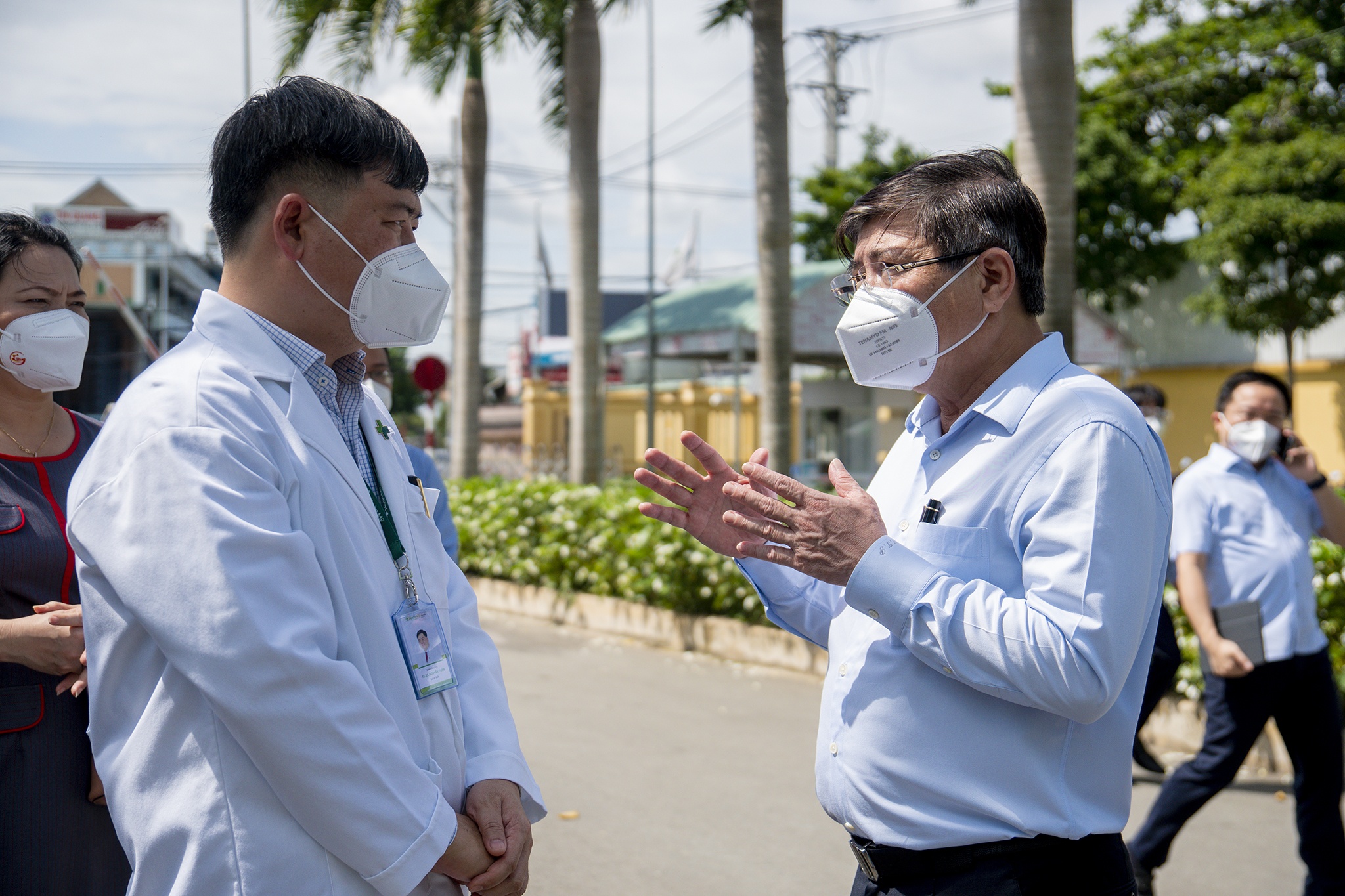 Chu tich UBND TP.HCM tham benh vien tu nhan dau tien dieu tri Covid-19 hinh anh