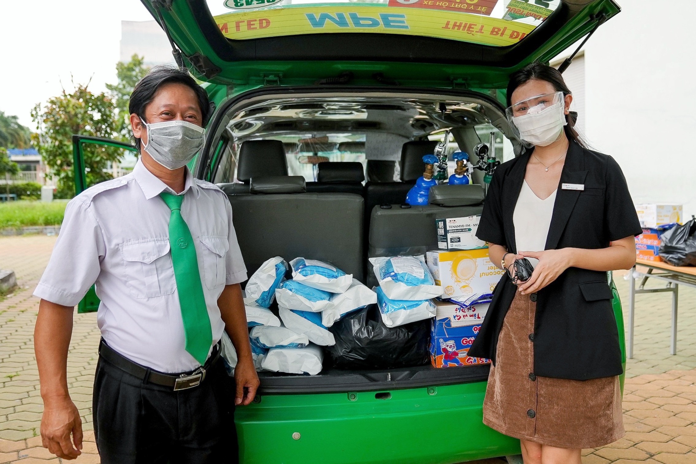 Ben trong chiec taxi duoc chuyen thanh xe cap cuu F0 o TP.HCM hinh anh