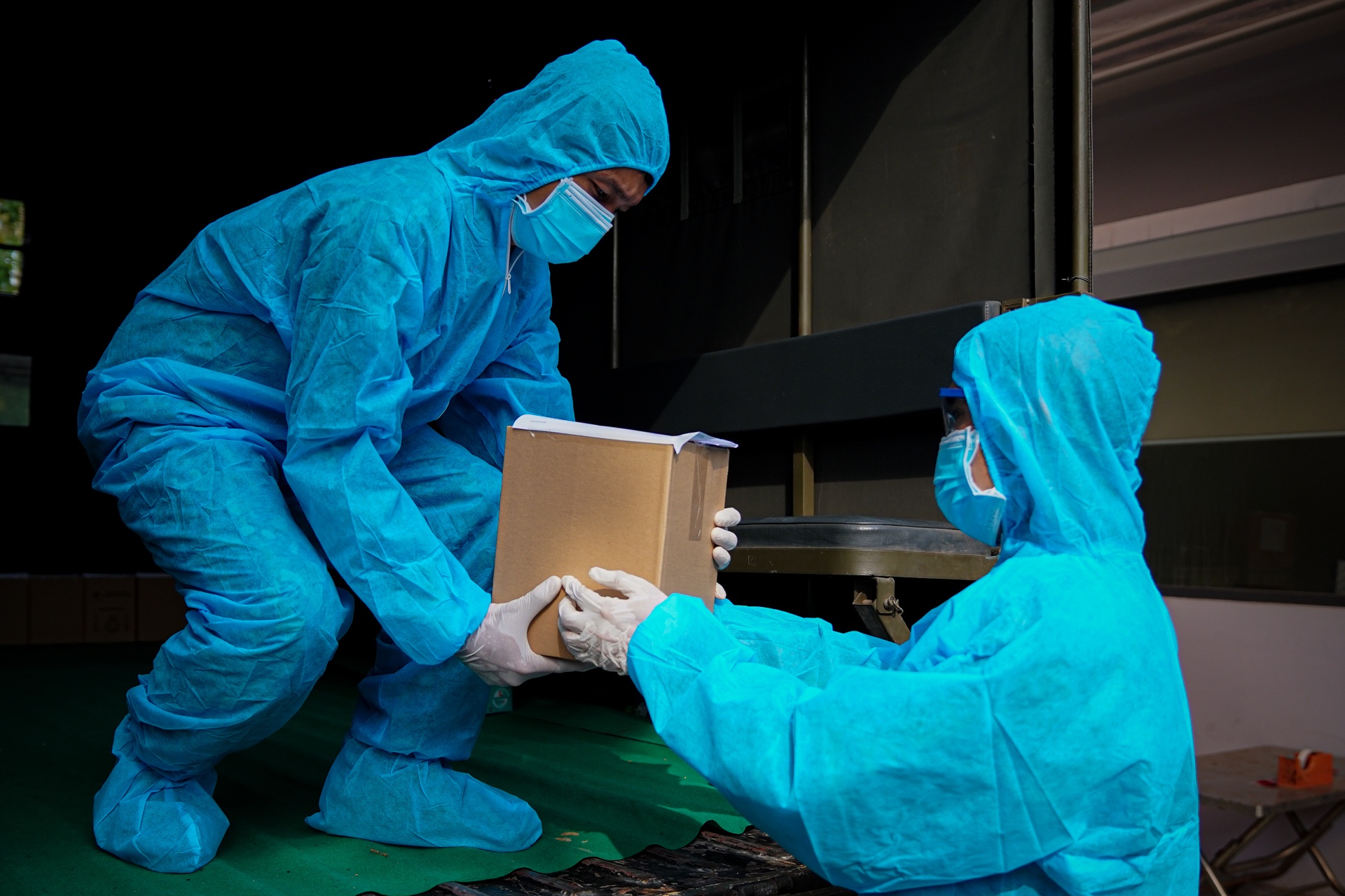 Chuyen xe lang le dua tro cot benh nhan tu vong do Covid-19 ve nha hinh anh