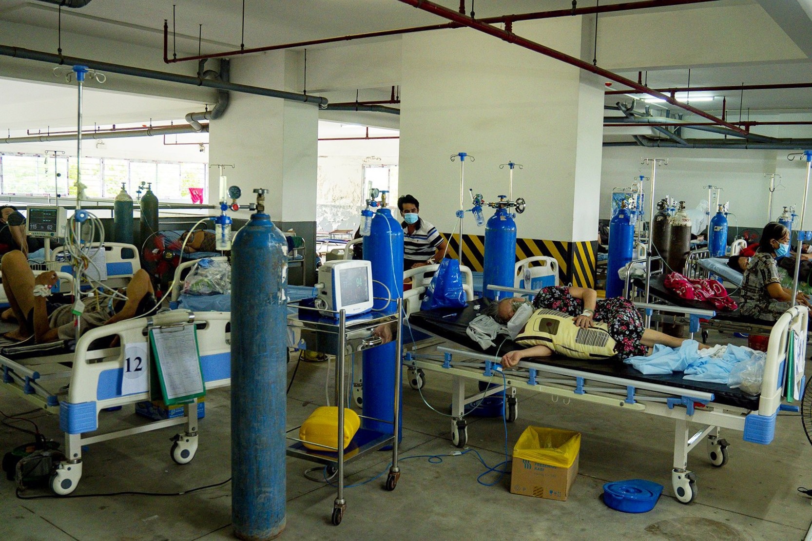 Trung dung nha xe cua chung cu thanh khu hoi suc benh nhan Covid-19 hinh anh