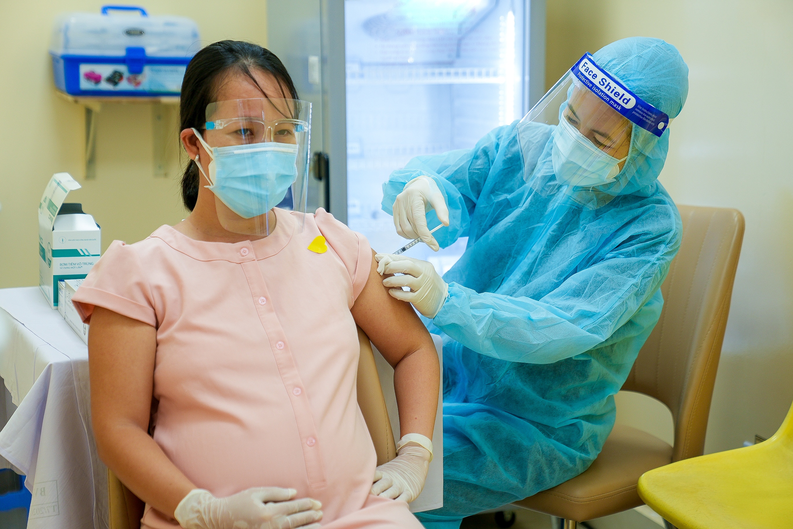 Thai phu o TP.HCM di tiem vaccine ngua Covid-19 hinh anh