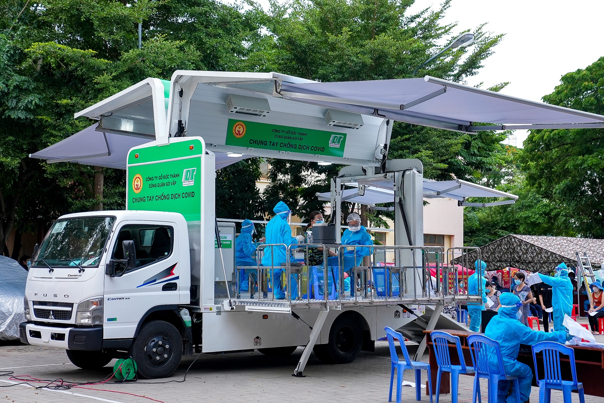 Chiec xe 'bien hinh' de luu dong tiem ngua vaccine Covid-19 hinh anh