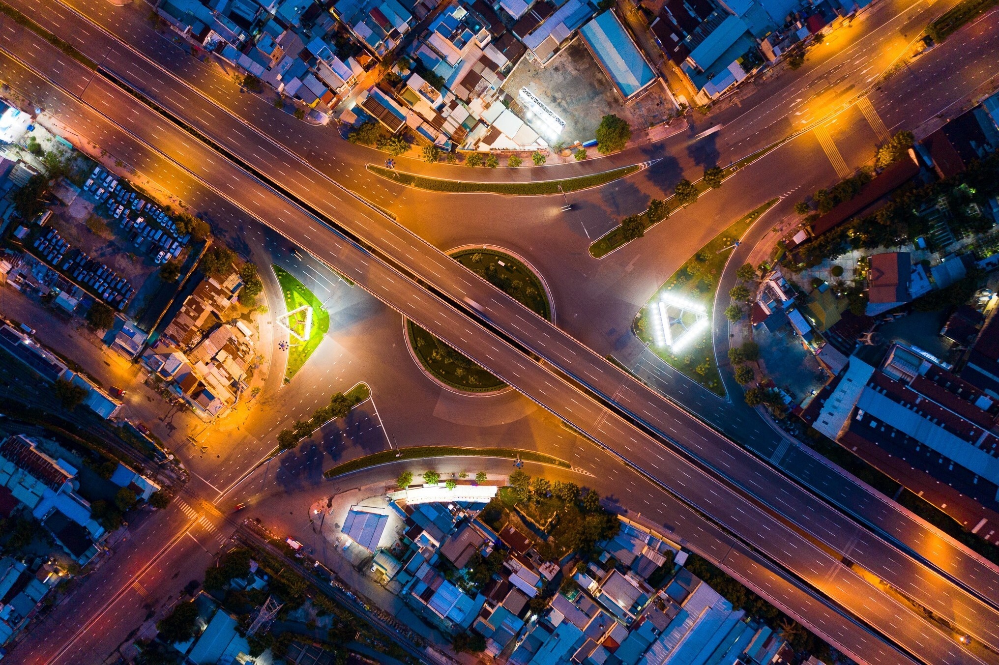 TP.HCM 3 tuan han che nguoi ra duong sau 18h hinh anh