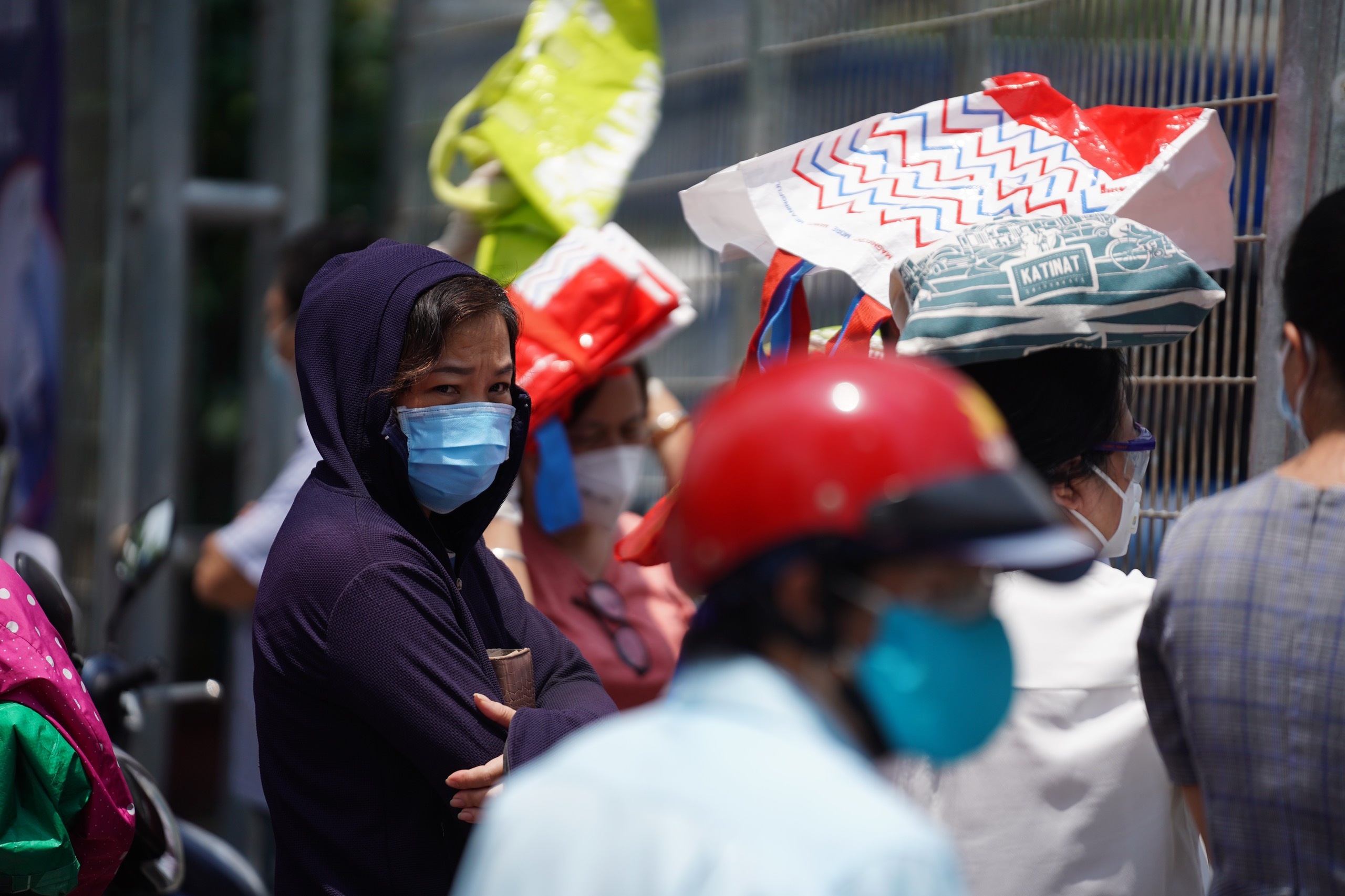 Nguoi dan xep hang dai vao sieu thi o TP.HCM hinh anh