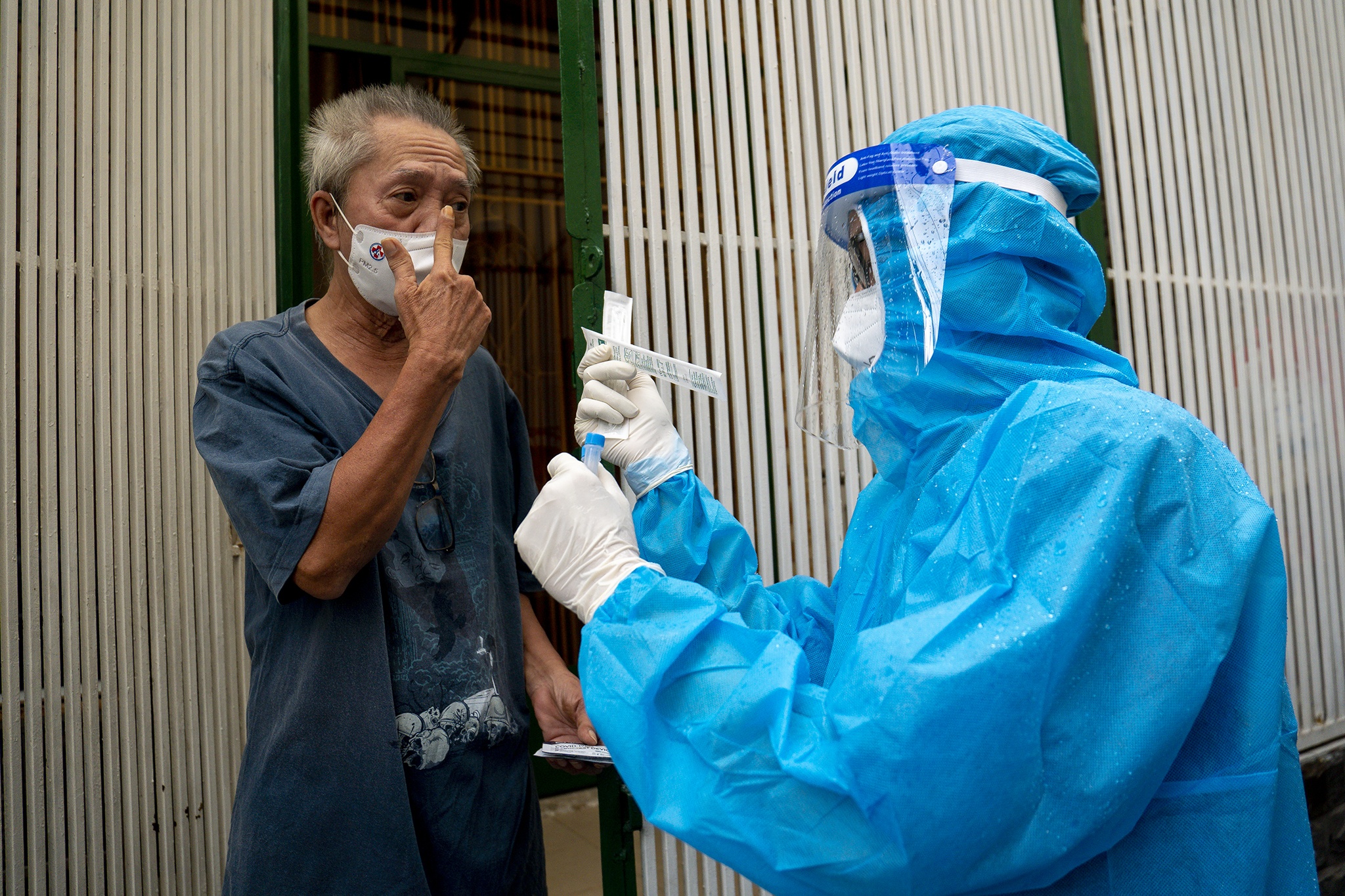 Quan y den tan nha huong dan nguoi dan TP.HCM tu test nhanh Covid-19 hinh anh