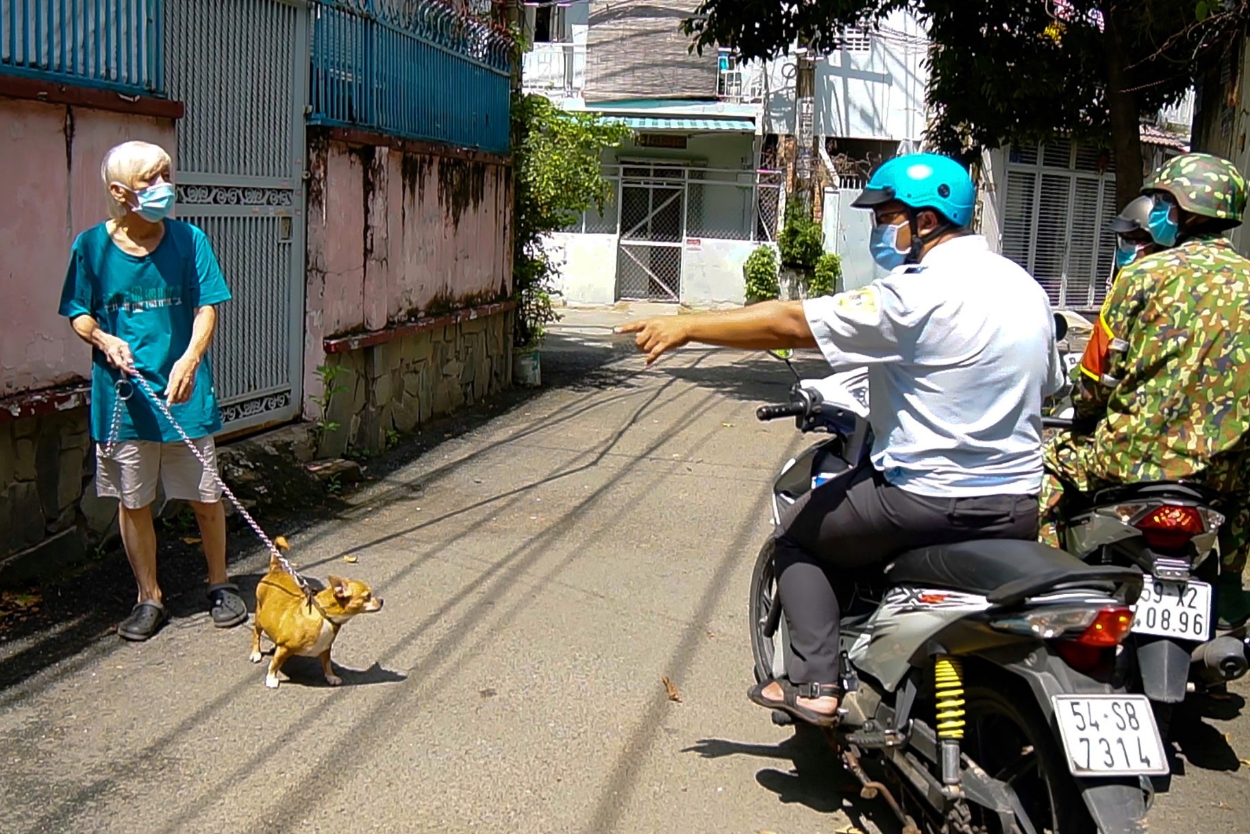 To tuan tra luu dong TP.HCM nhac nho nhieu nguoi vi pham gian cach hinh anh