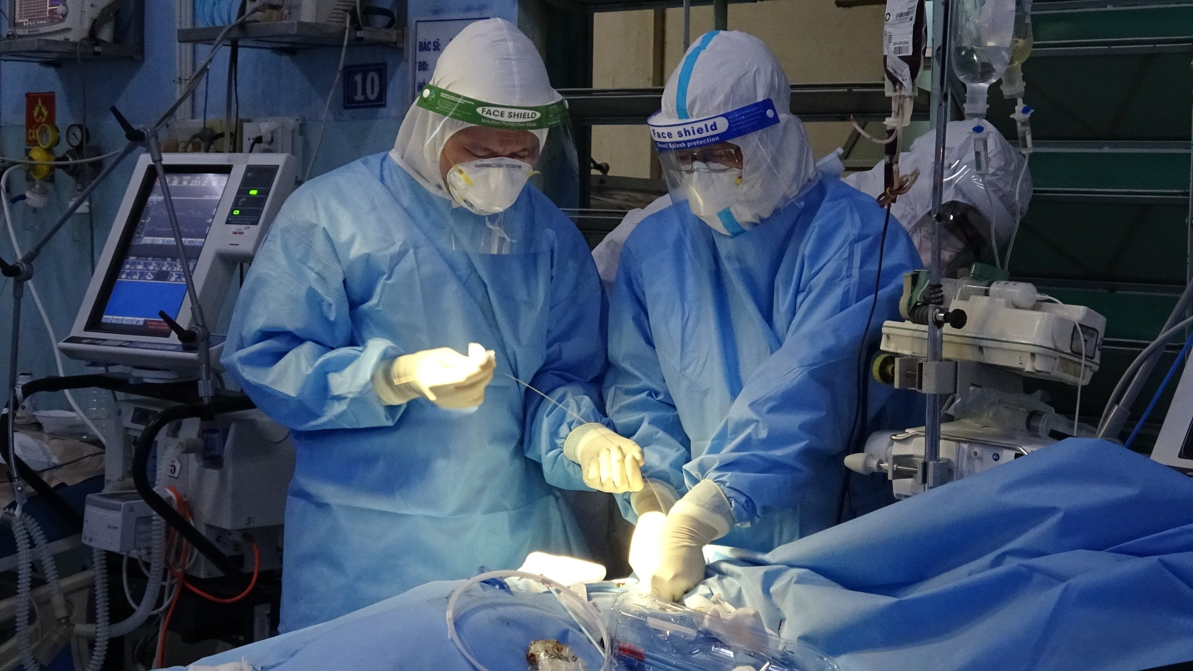 Bac si dat ECMO cuu san phu mac Covid-19 hinh anh