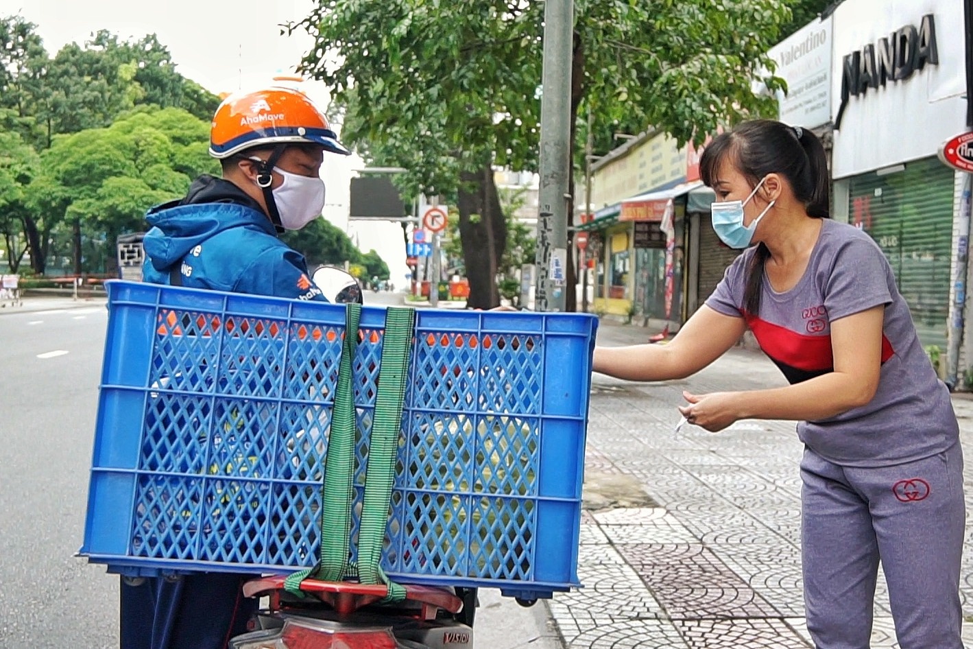 Shipper tai 'vung xanh' TP.HCM ung ho xet nghiem dinh ky hinh anh