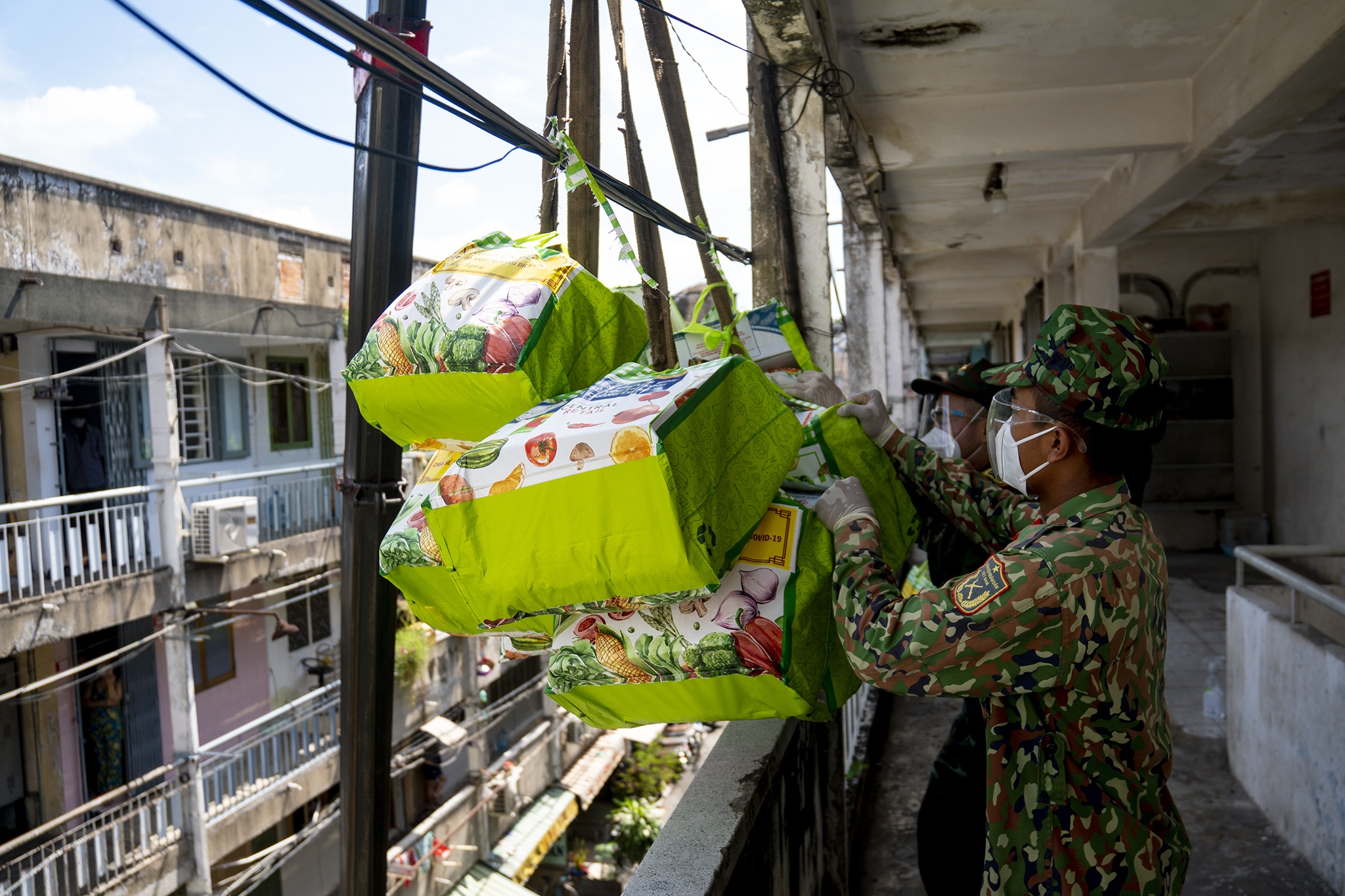Dung xe cau chuyen mi tom, nuoc mam cho nguoi dan chung cu TP.HCM hinh anh