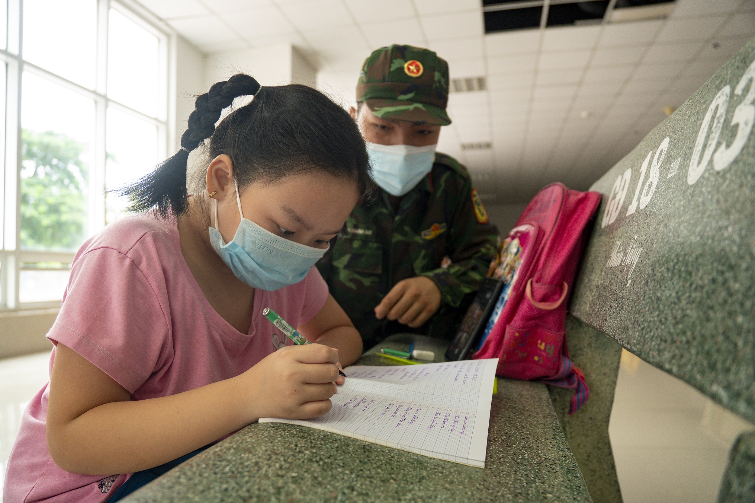 Hoc sinh lay ghe da lam ban hoc o chung cu TP.HCM hinh anh