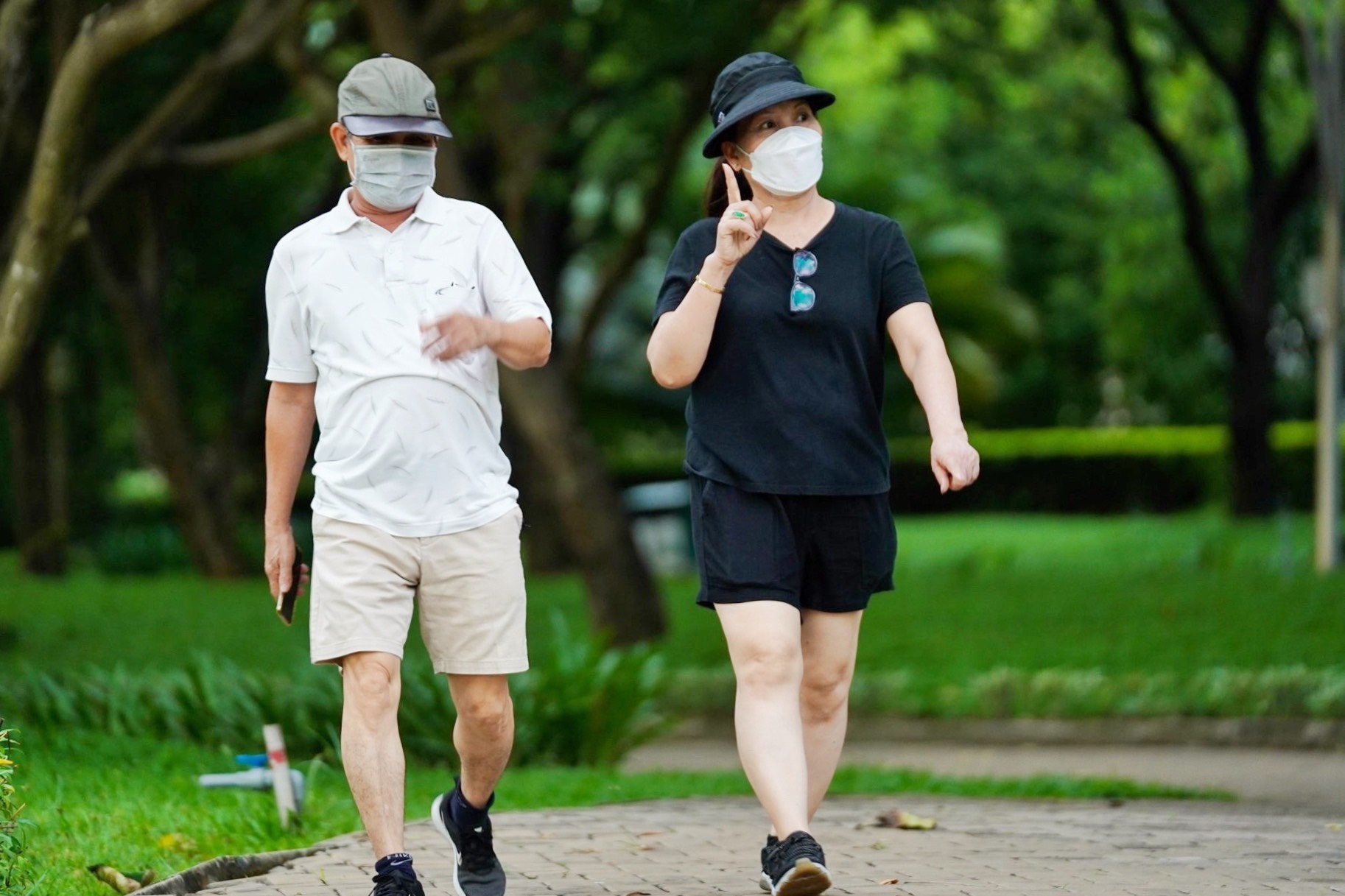 Nguoi dan quan 7 hao hung khi duoc tap the duc, dao mat o cong vien hinh anh