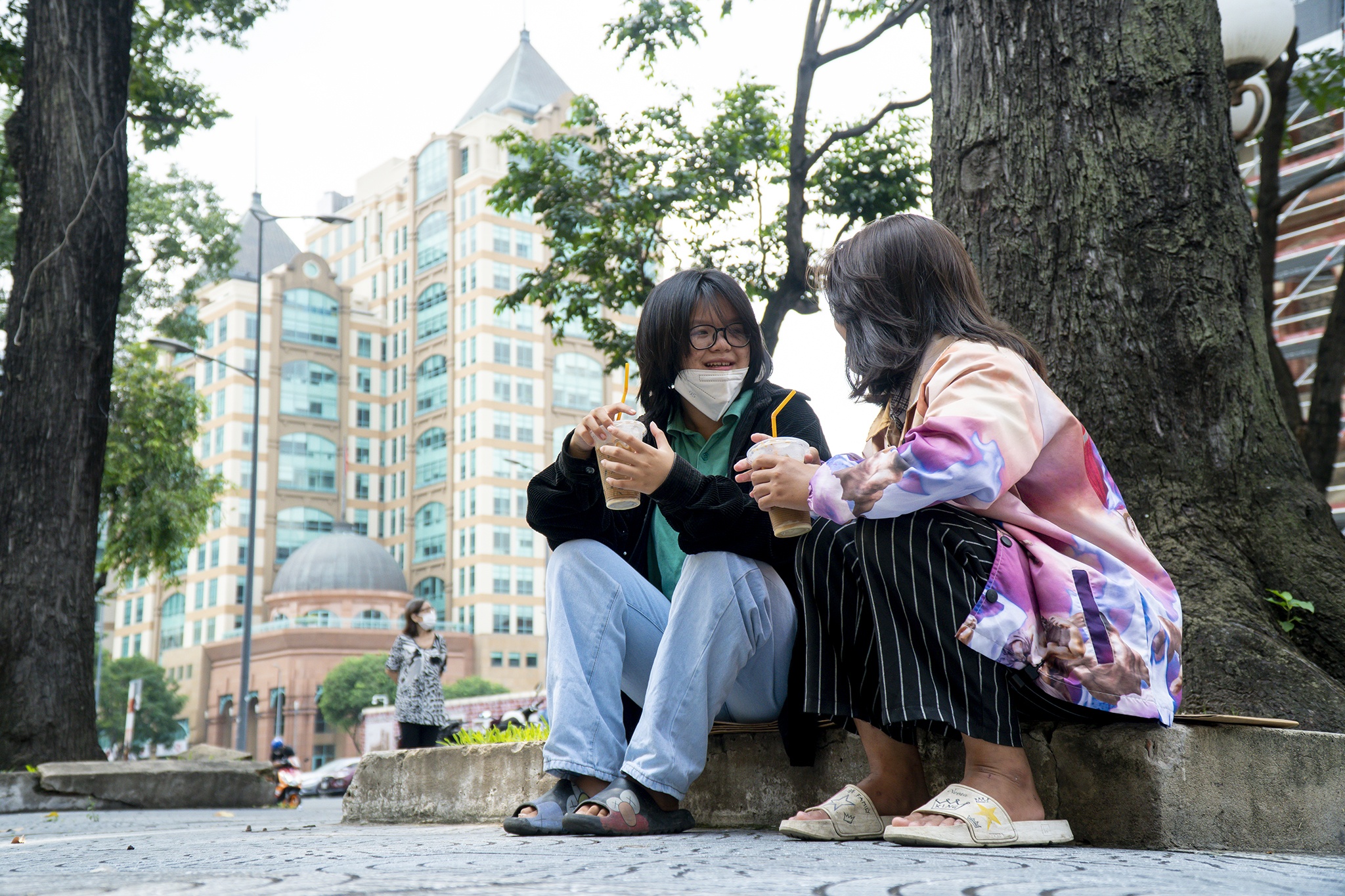 Ngoi via he uong ca phe, an banh mi sau khi TP.HCM noi long gian cach hinh anh