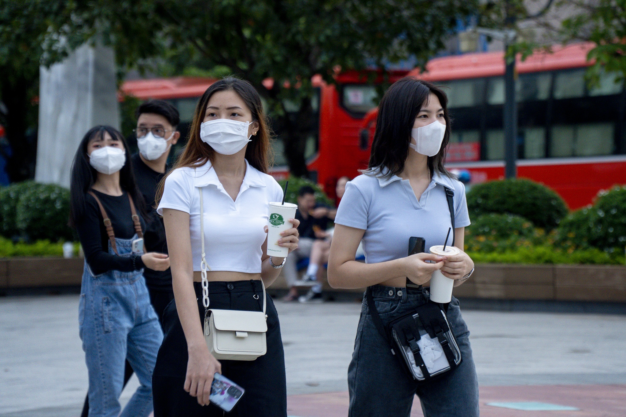 Pho di bo Nguyen Hue dong duc chieu cuoi tuan hinh anh