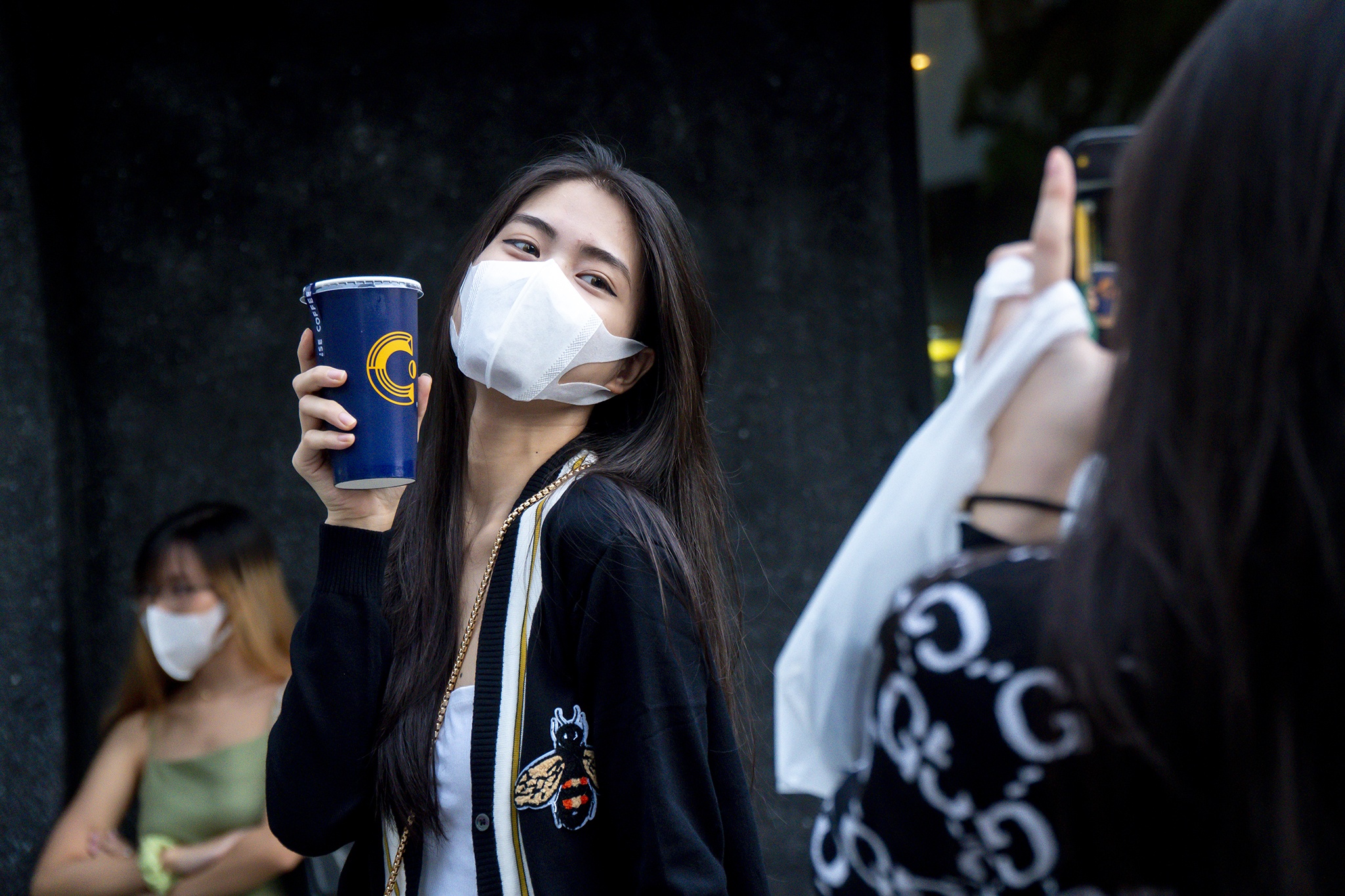 Xep hang check-in truoc quan ca phe moi o trung tam TP.HCM hinh anh