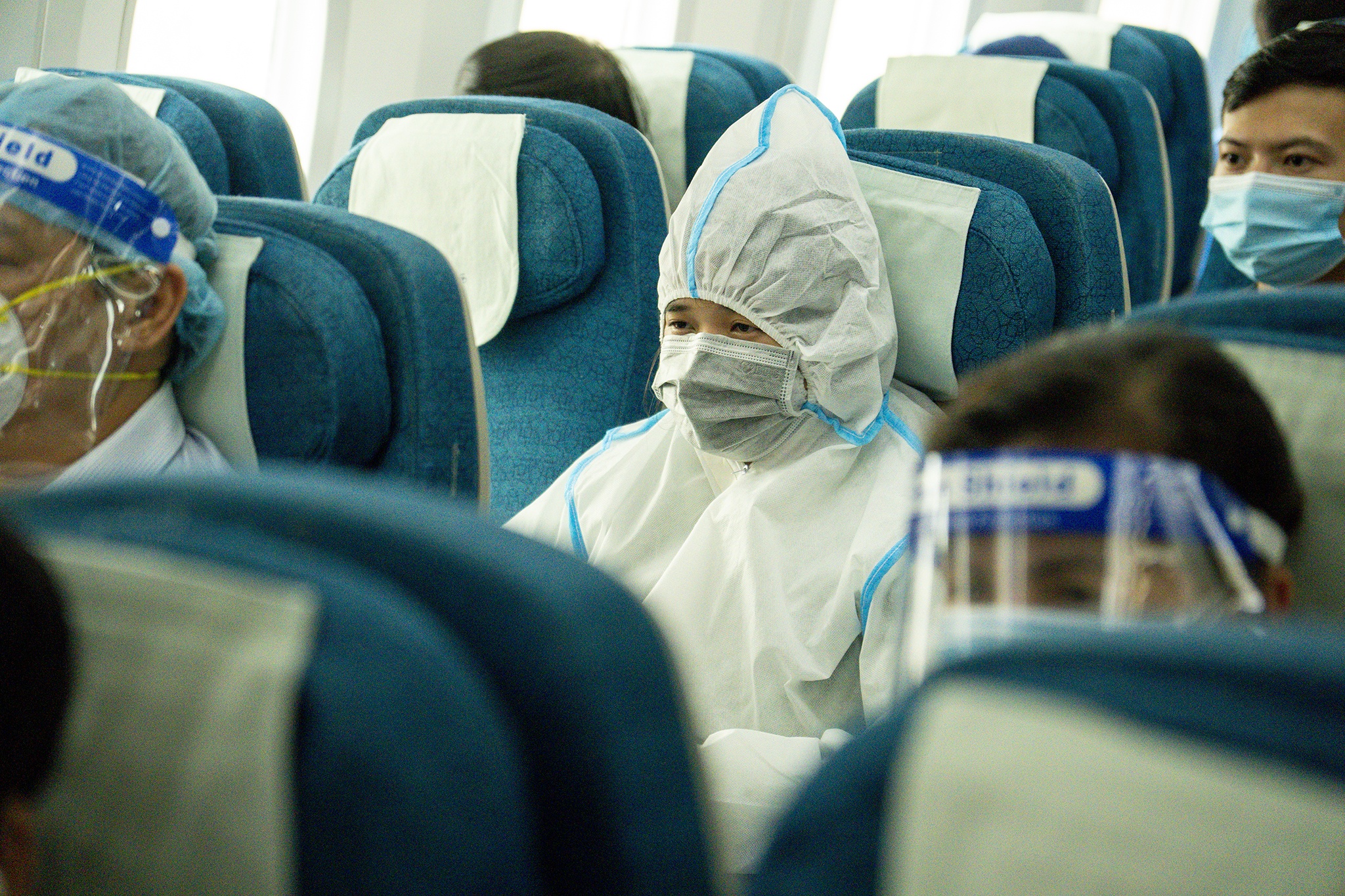 Niem vui tren chuyen bay tu TP.HCM ve Ha Noi sau 4 thang bi ket lai hinh anh