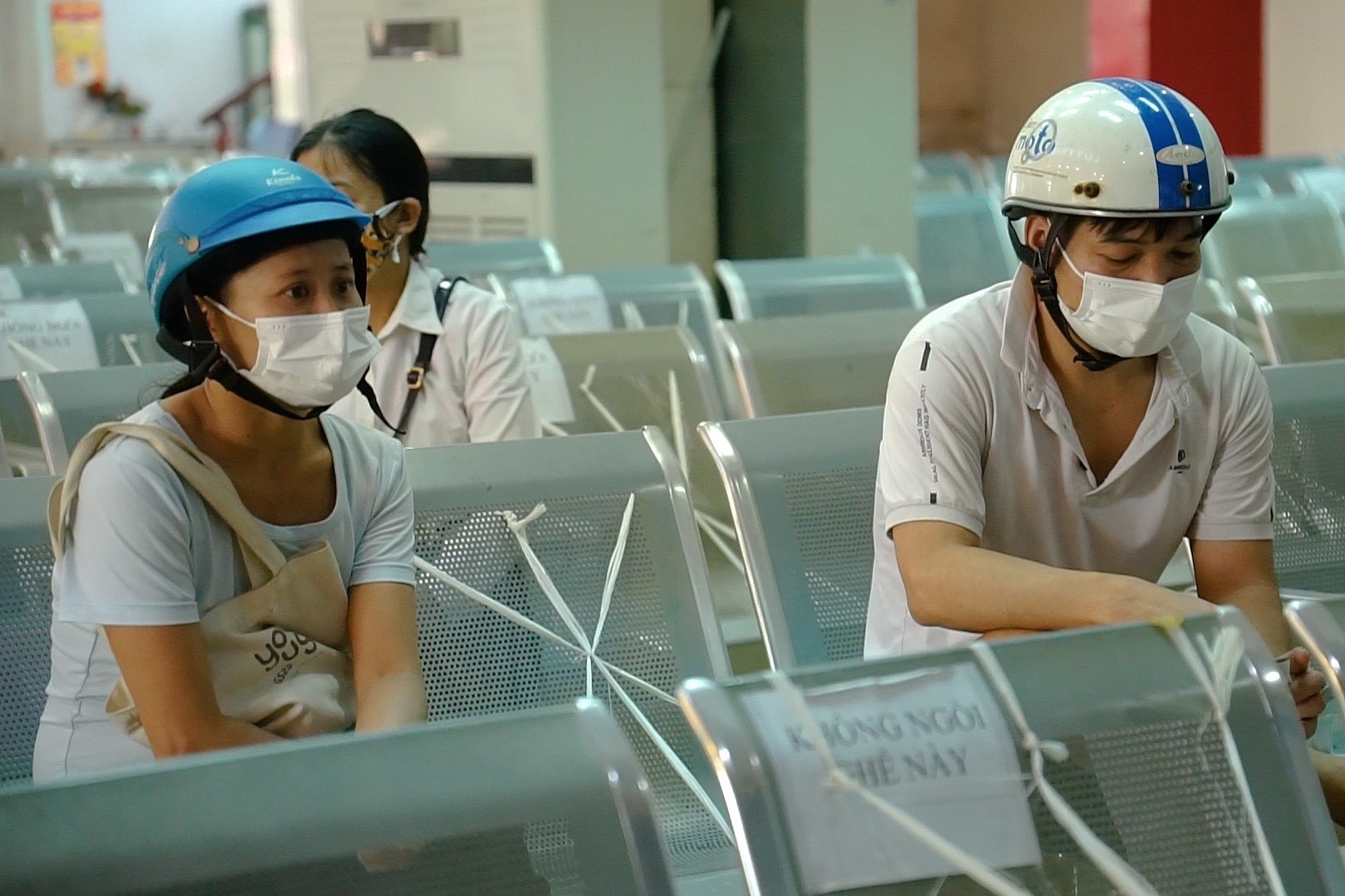 Ga Sai Gon trong ngay dau mo ban ve tro lai hinh anh