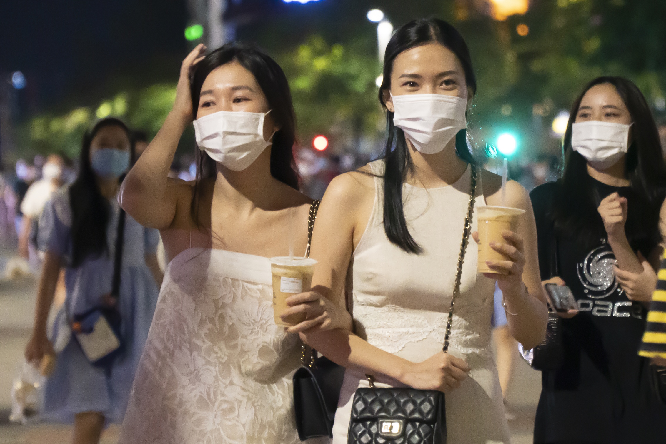 Hang nghin nguoi den pho di bo Nguyen Hue toi cuoi tuan hinh anh