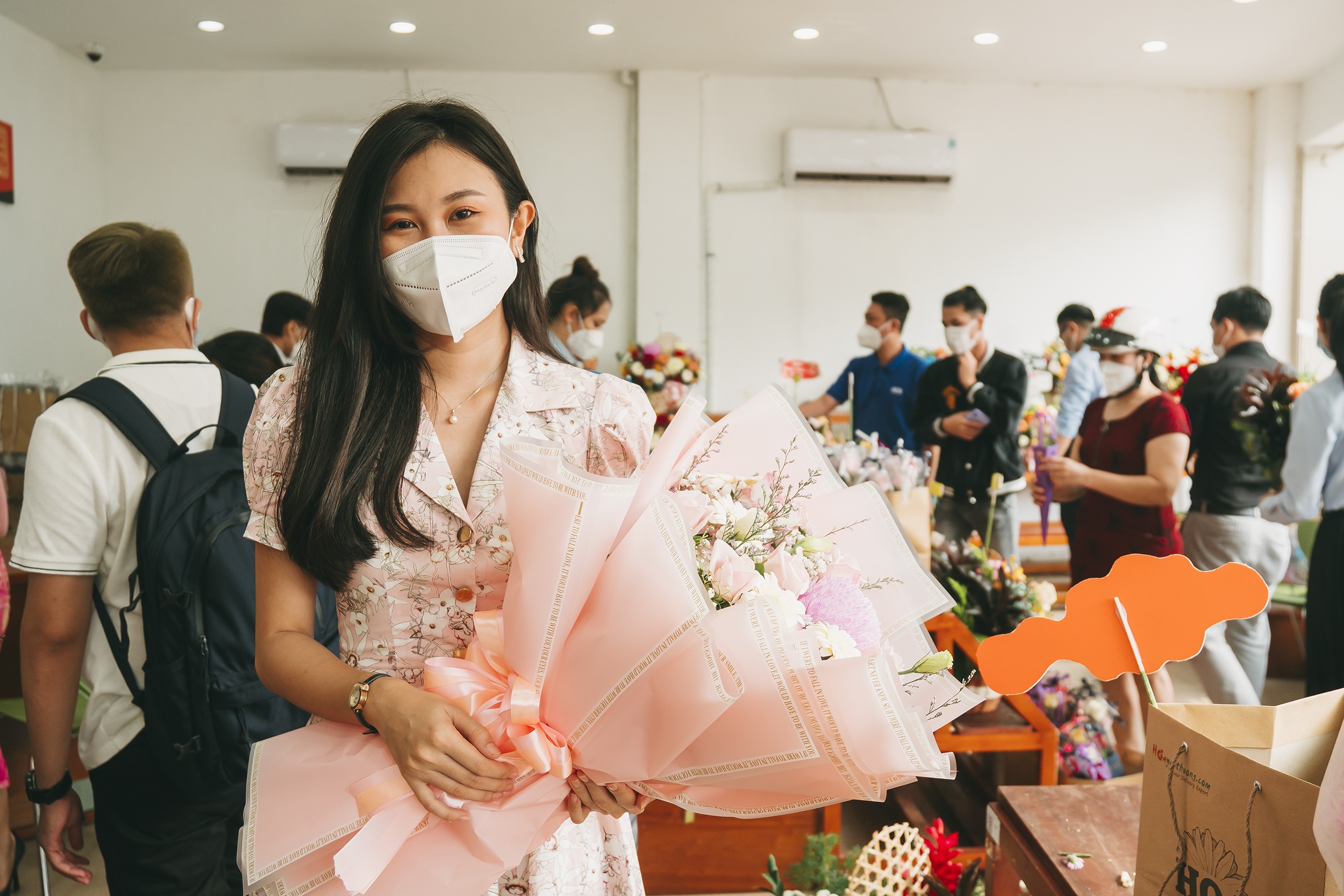 Shop hoa nhon nhip, cho truyen thong vang khach ngay 20/10 hinh anh