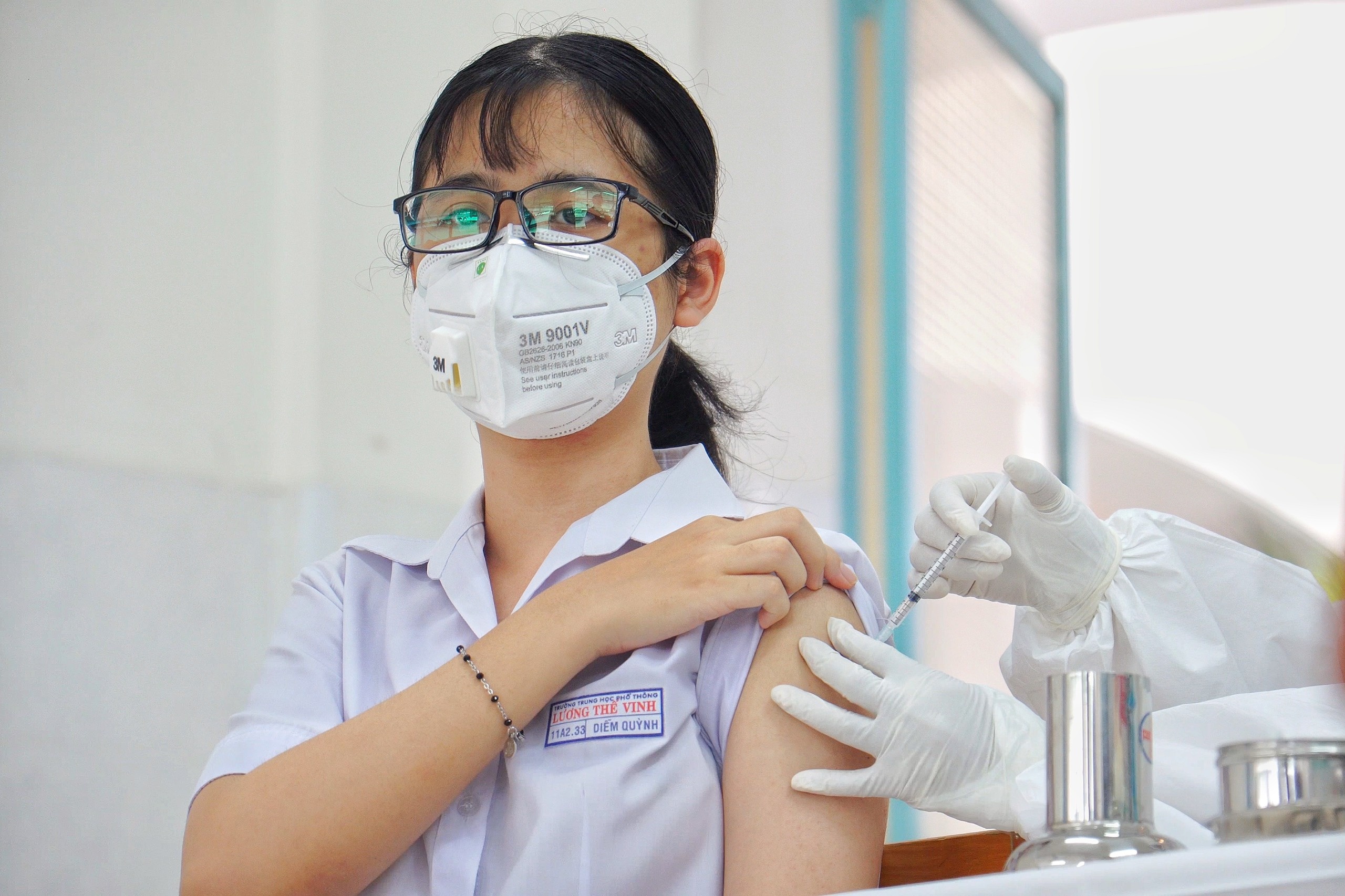 Nu sinh cuoi cap vui mung vi duoc tiem vaccine Covid-19 hinh anh