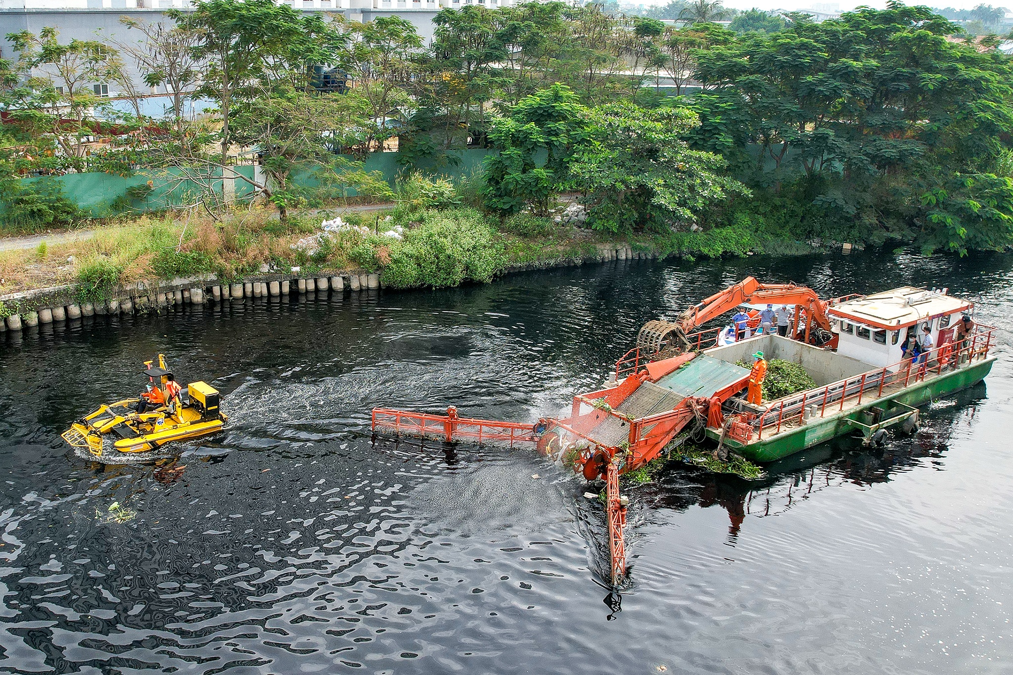 Vot hon 30 tan rac moi ngay tren song Vam Thuat hinh anh