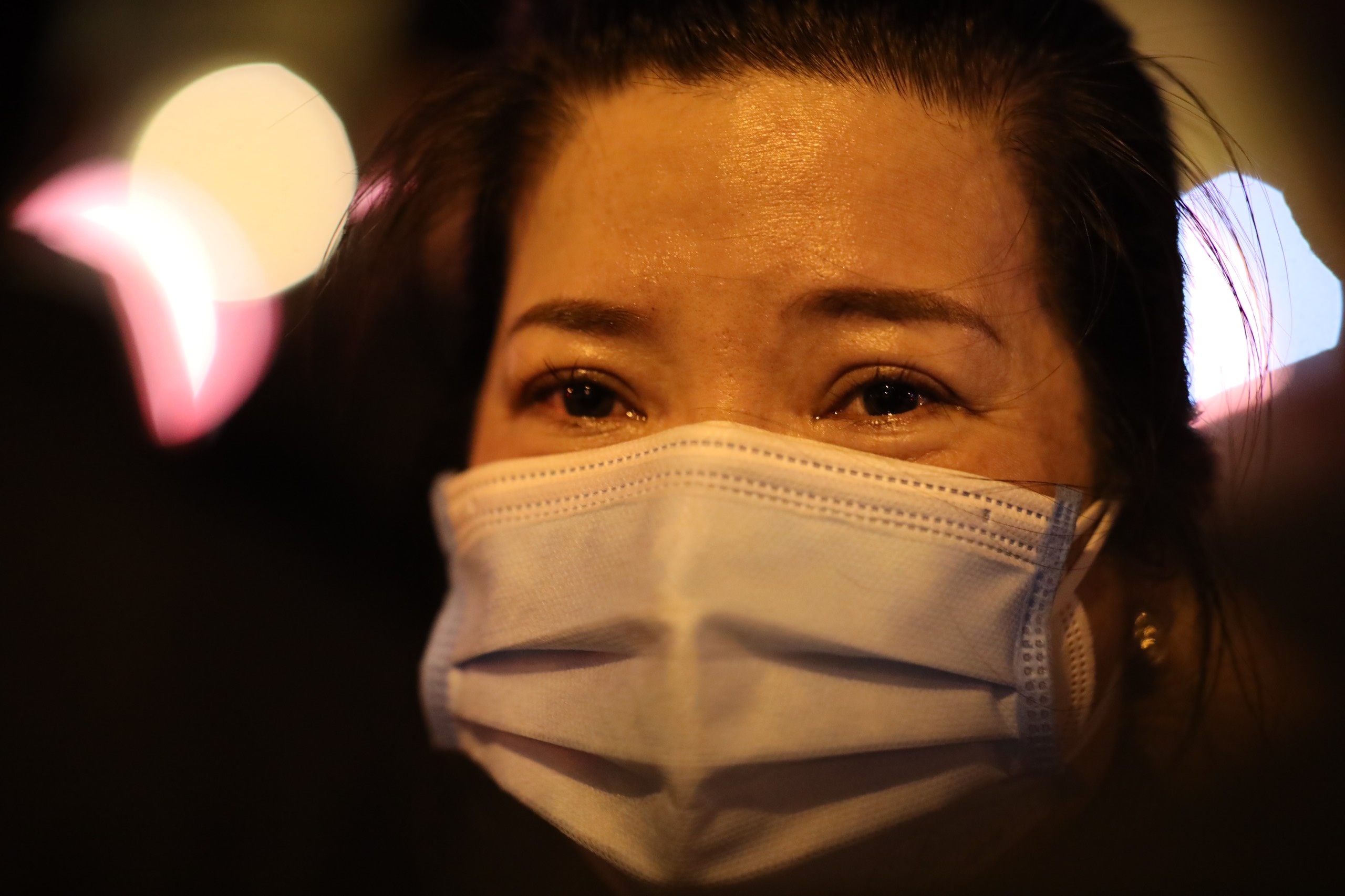 Roi nuoc mat trong dem tuong niem dong bao tu vong vi Covid-19 hinh anh