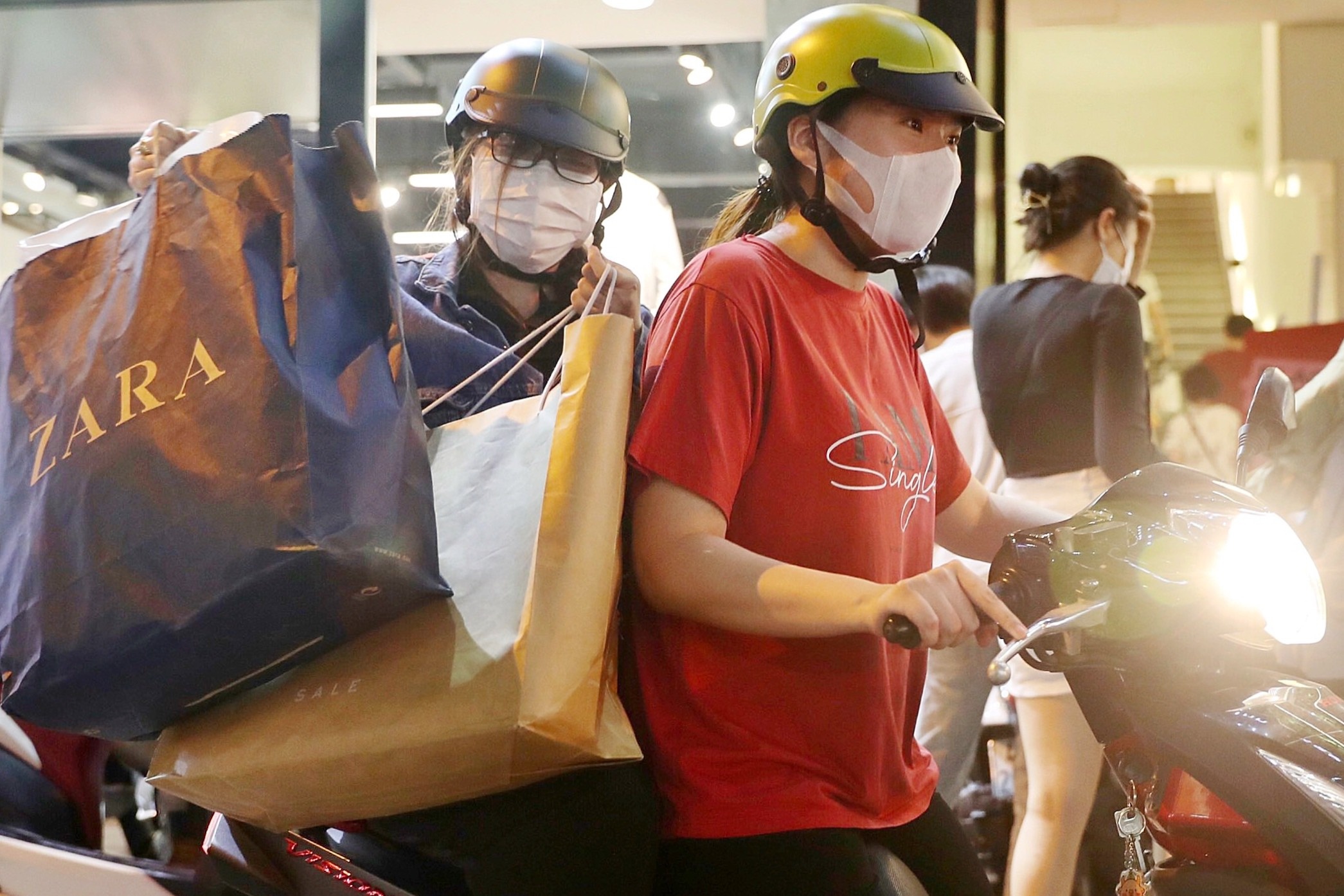 Chi hon 10 trieu dong mua sam ngay Black Friday o TP.HCM hinh anh