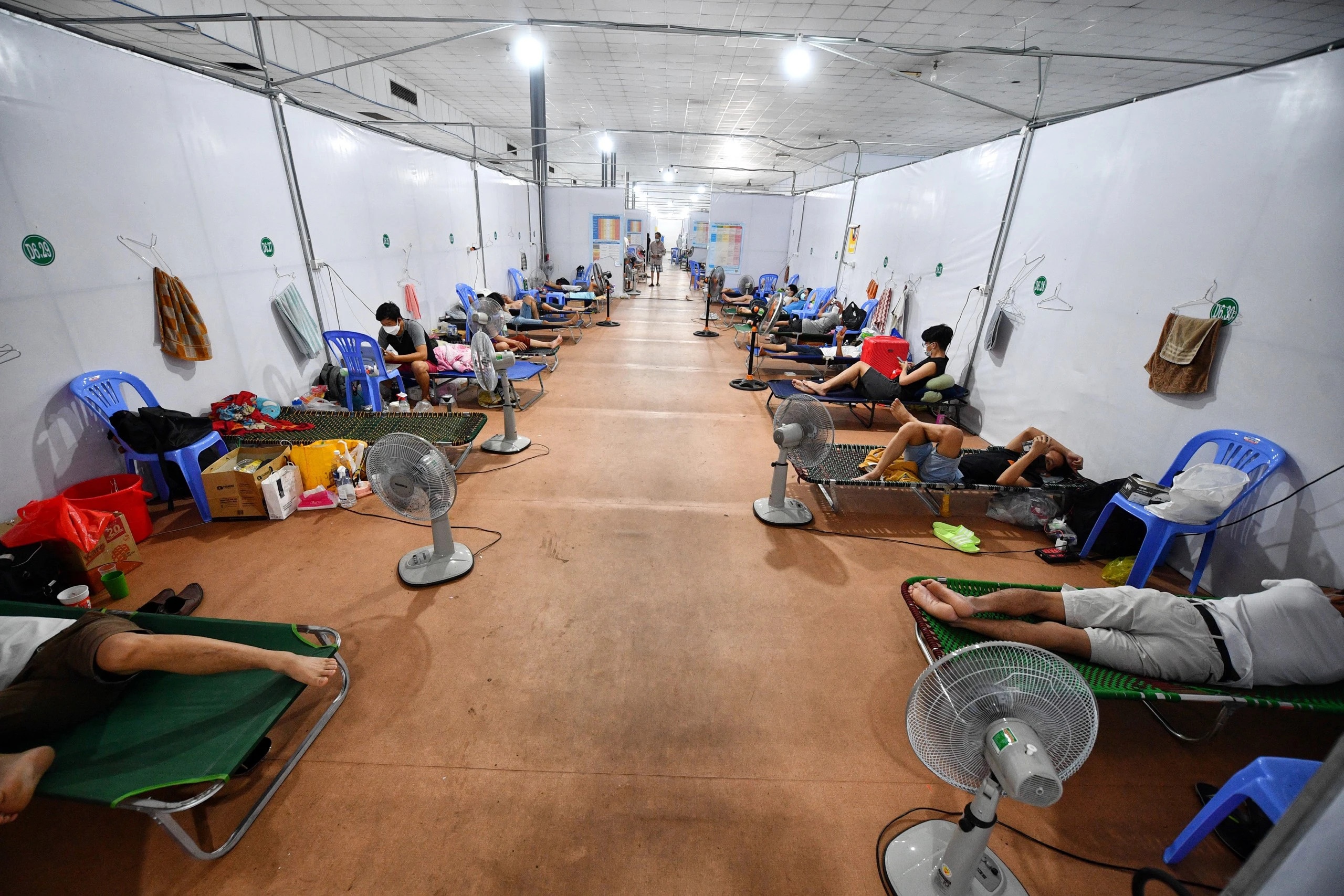 F0 tai TP.HCM nam ghe doc hanh lang benh vien da chien hinh anh