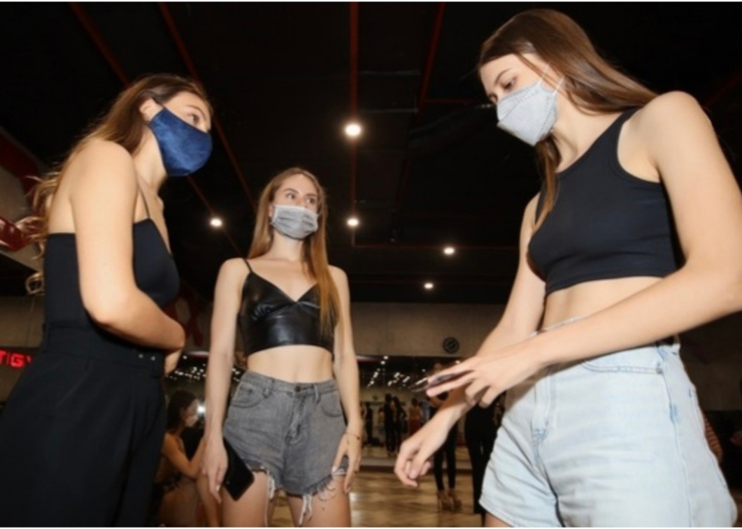 Hang tram nguoi mau toi casting o Tuan le Thoi trang Viet Nam hinh anh