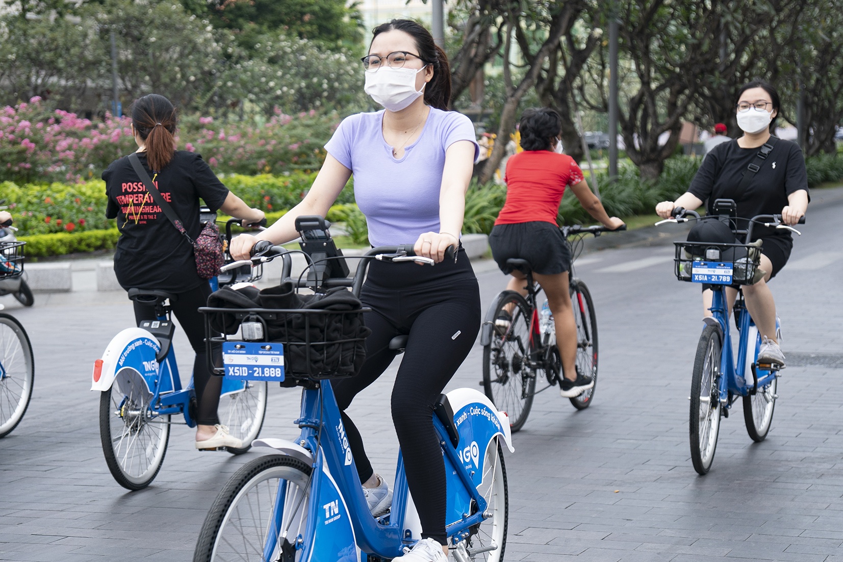 Xe dap cong cong o TP.HCM dat khach dip cuoi tuan hinh anh