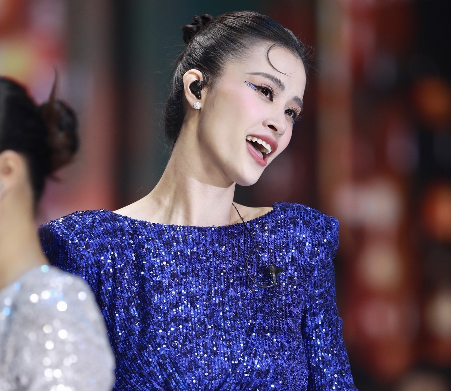 Dong Nhi hat mo man, khuay dong tuan le thoi trang hinh anh