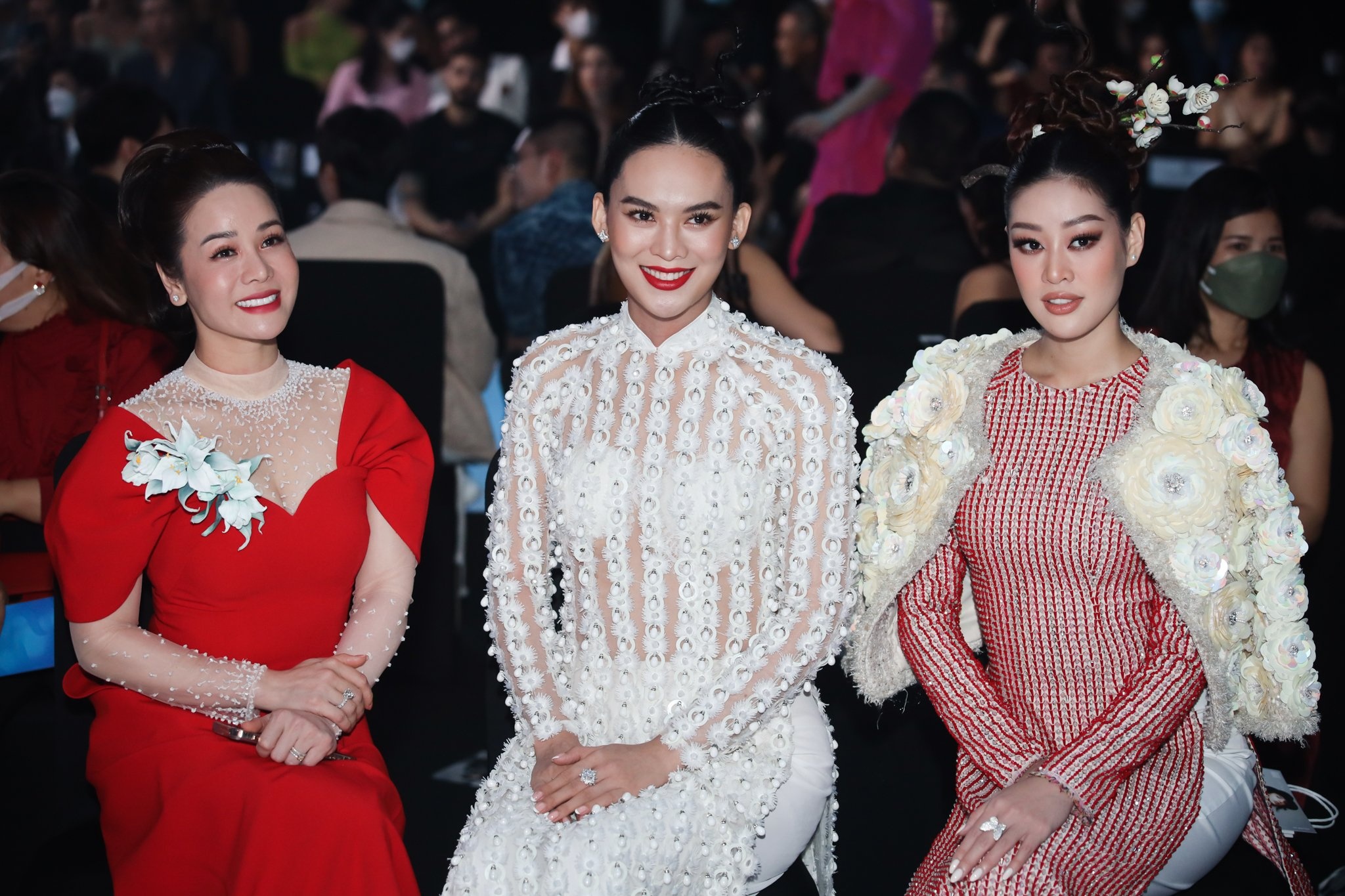 Nghe si xem show thoi trang cua NTK Minh Chau hinh anh