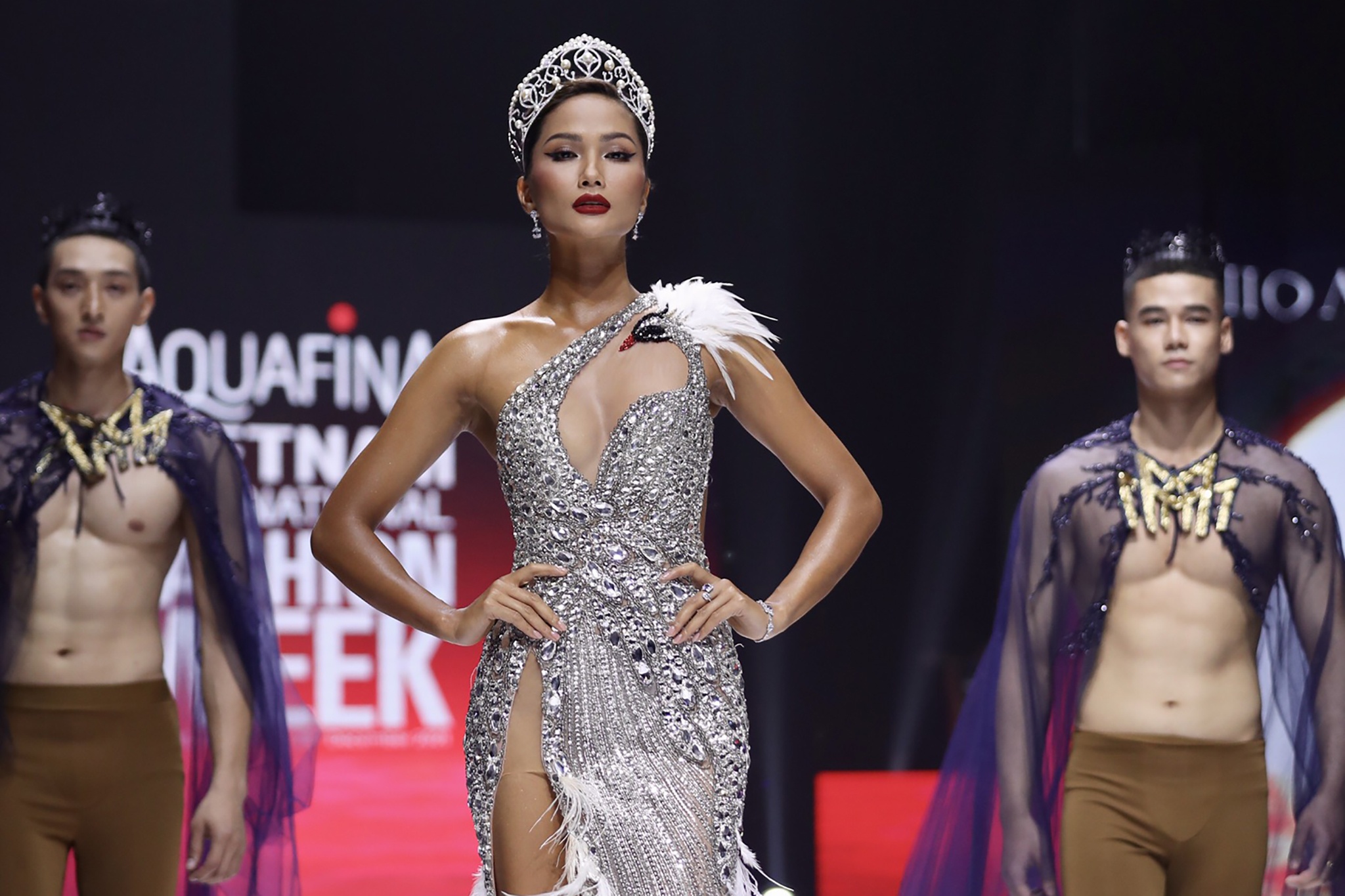 H'Hen Nie doi vuong mien trinh dien tai Tuan le Thoi trang Viet Nam hinh anh