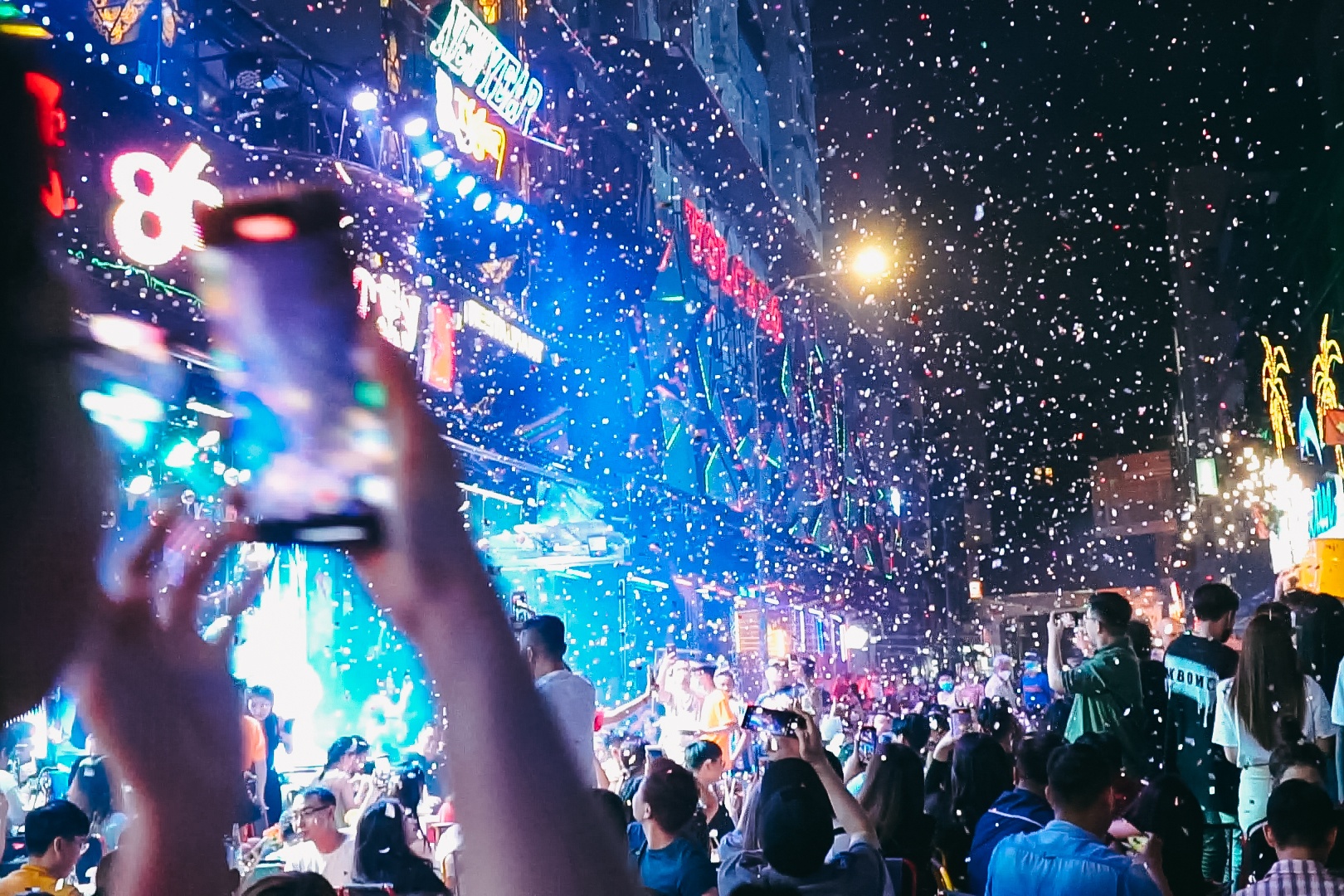 Khoanh khac nguoi TP.HCM don nam moi 2022 tai Bui Vien hinh anh