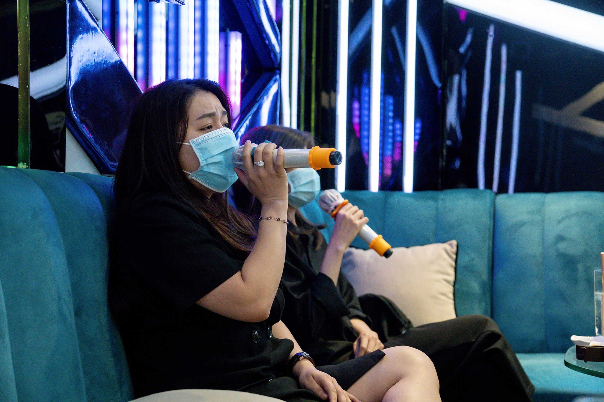 Khach deo khau trang hat ngay dau karaoke hoat dong tro lai o TP.HCM hinh anh