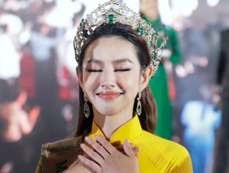 Thuy Tien bat khoc nhieu lan o su kien hinh anh