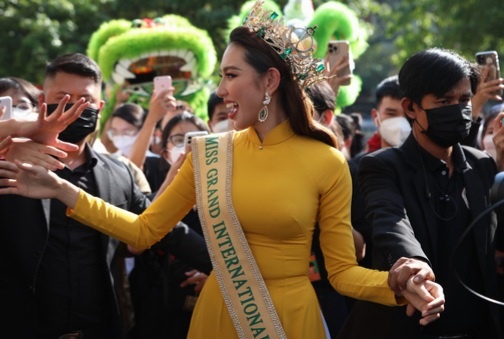 Thuy Tien dieu hanh tren duong pho TP.HCM hinh anh