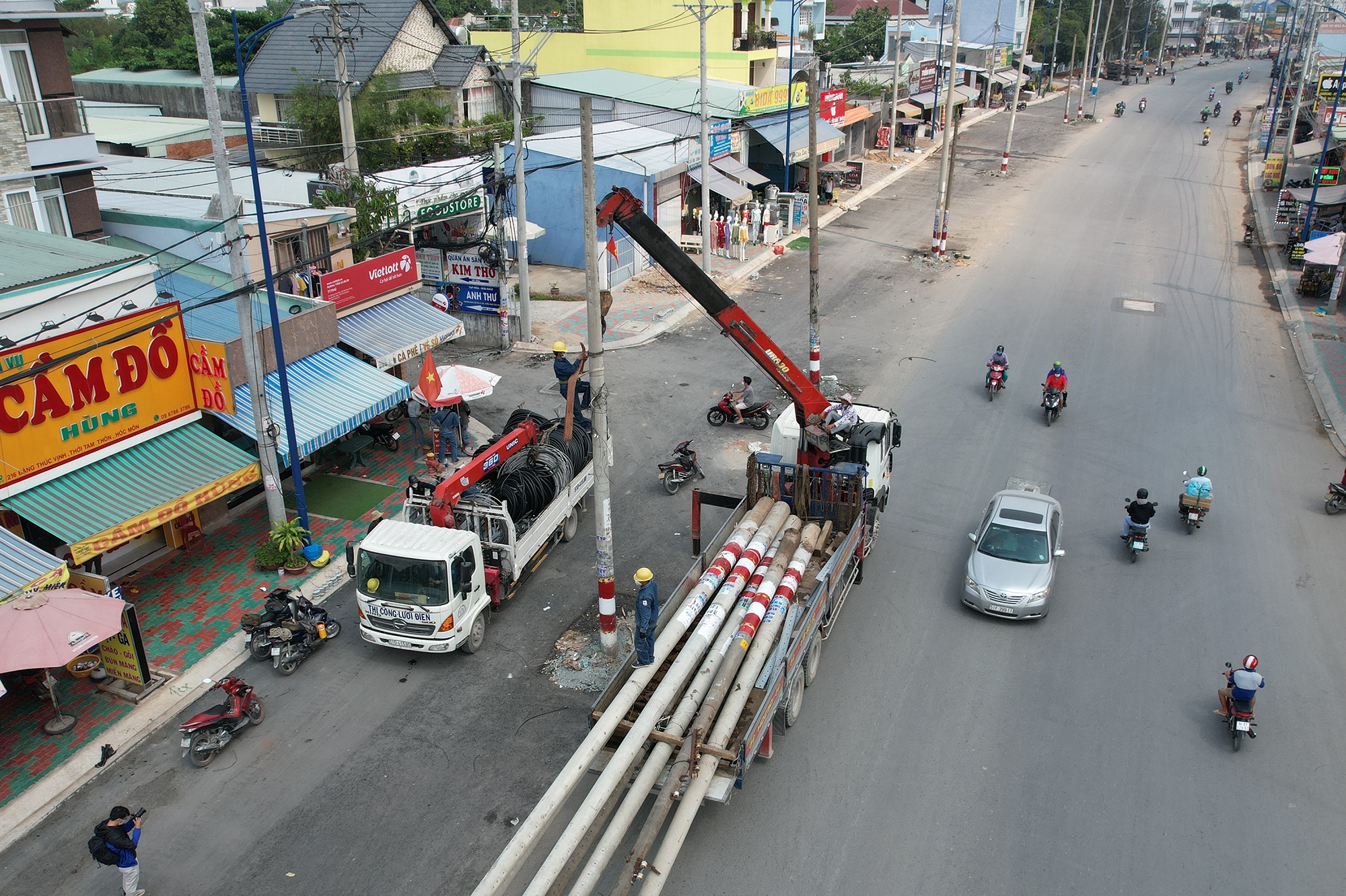 Di doi hon 500 tru dien chan giua duong o TP.HCM hinh anh