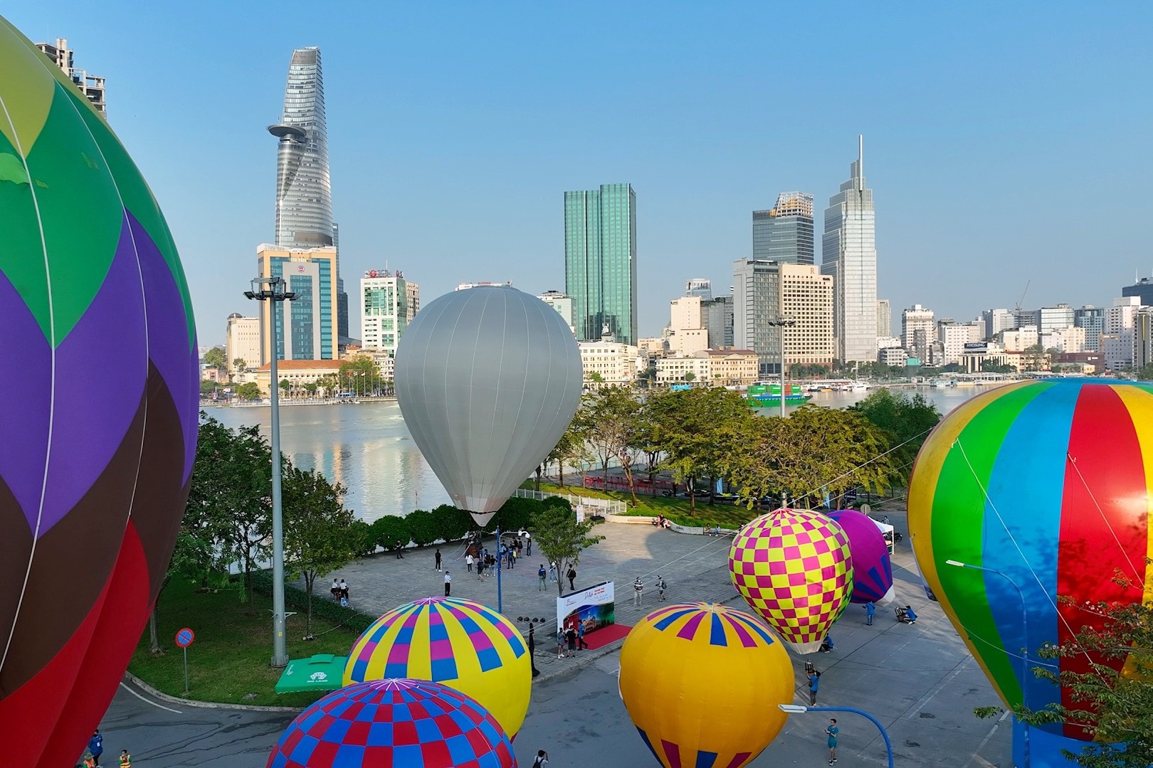 Nguoi dan trai nghiem ngay hoi khinh khi cau lon nhat TP.HCM hinh anh