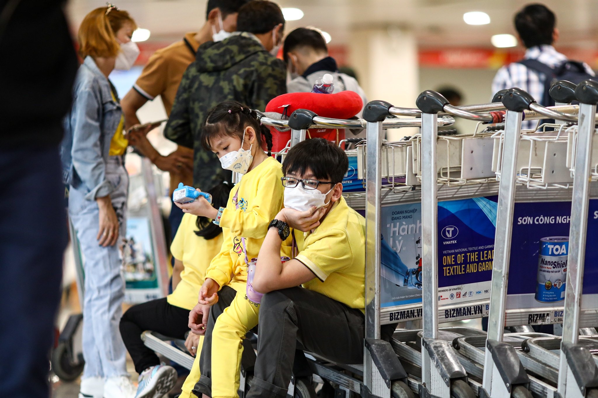 Xep hang hon 2 tieng lam thu tuc o san bay Tan Son Nhat hinh anh