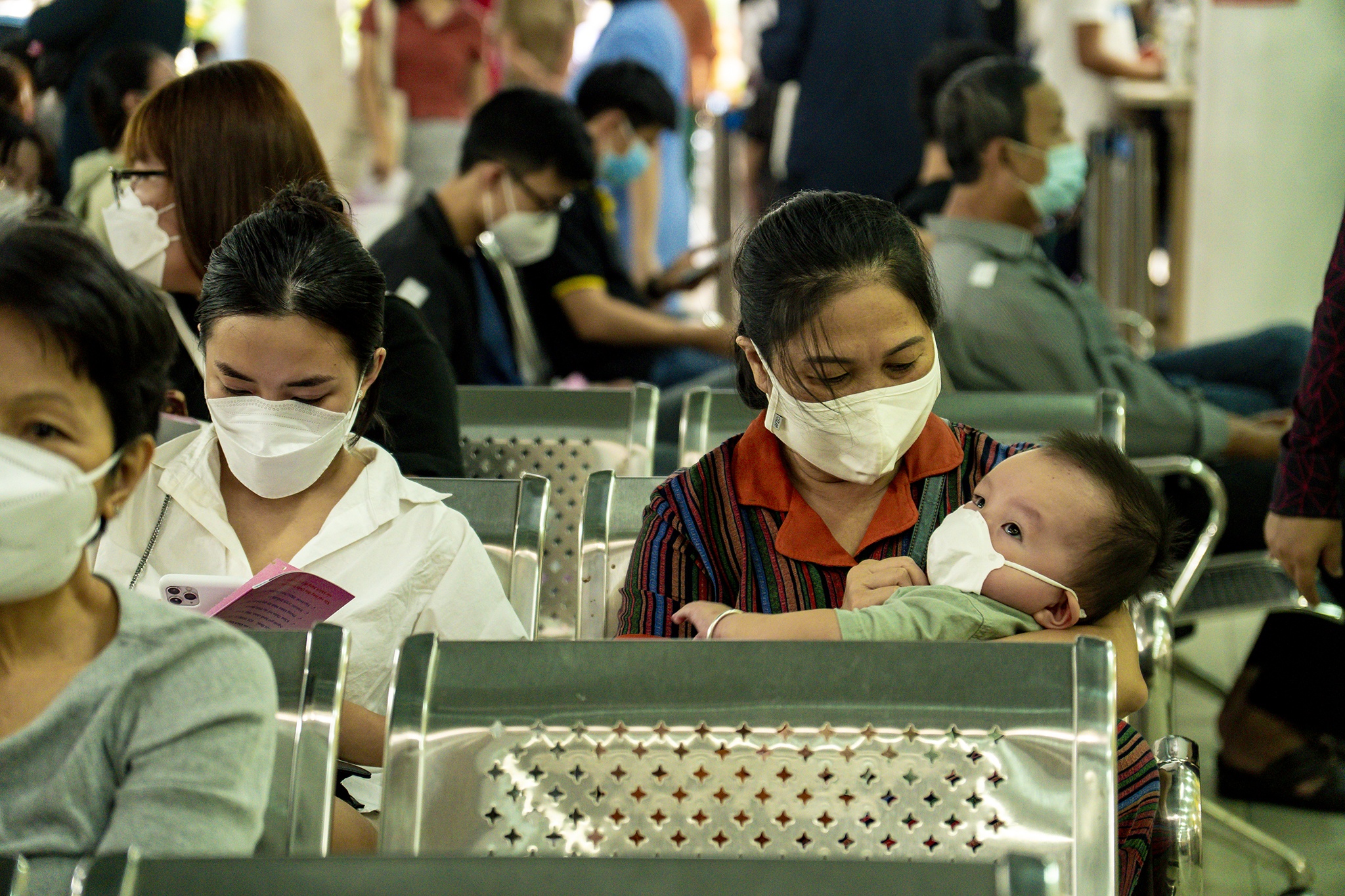 Hang nghin nguoi o TP.HCM di kham da lieu sau Tet hinh anh