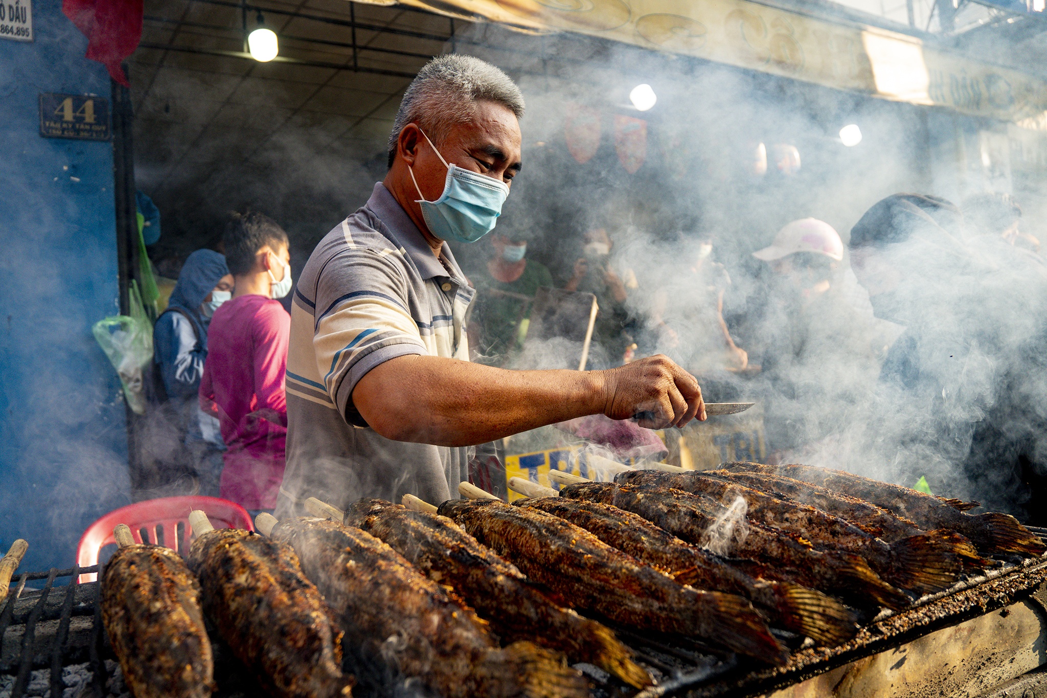 Cua hang o TP.HCM nuong ban hon 3.000 ca loc ngay via Than Tai hinh anh