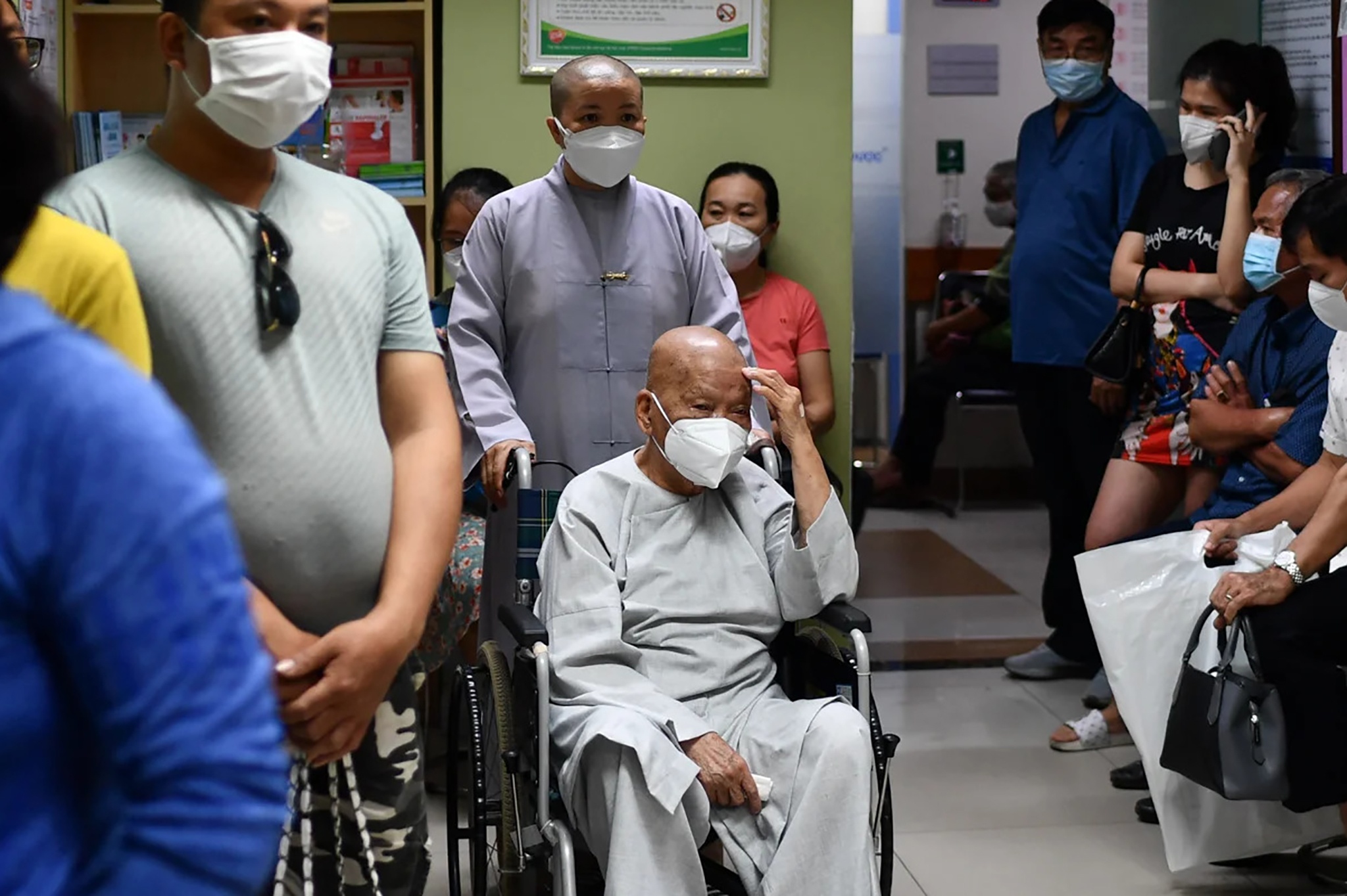 Hang tram nguoi dieu tri di chung hau Covid-19 moi ngay o TP.HCM hinh anh