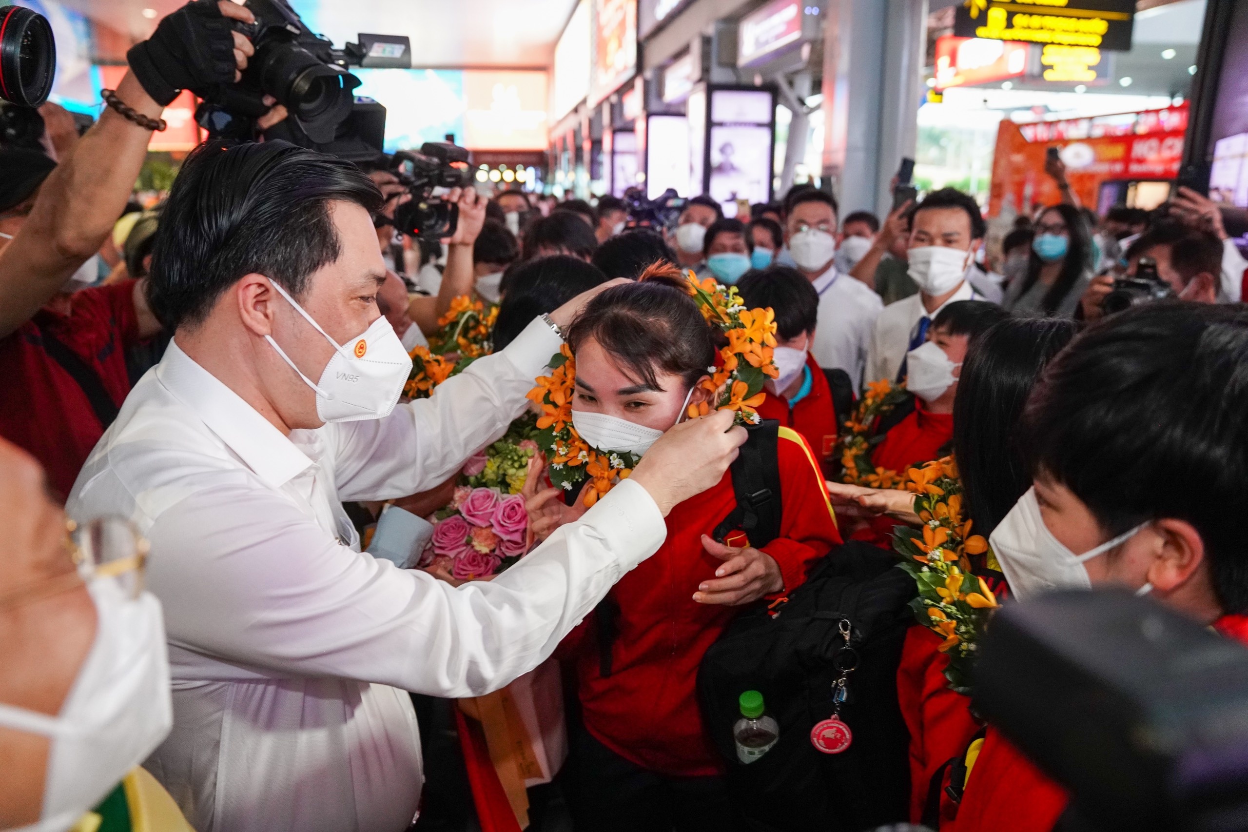 Chuong Thi Kieu: 'Chua bao gio chung em duoc chao don nong nhiet vay' hinh anh