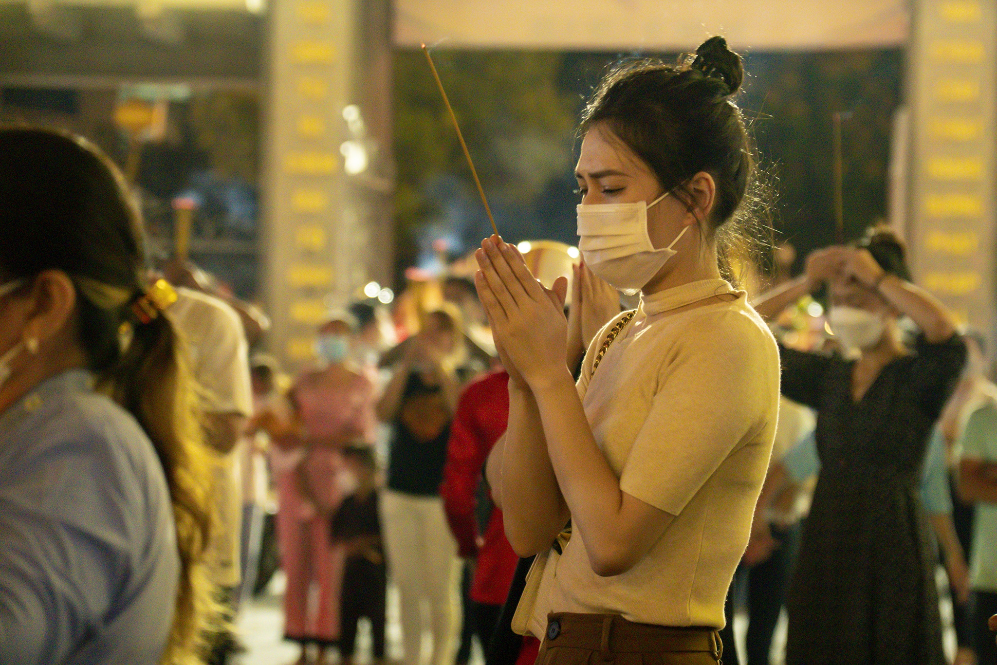 Xep hang cho go chuong chua dip ram thang Gieng hinh anh