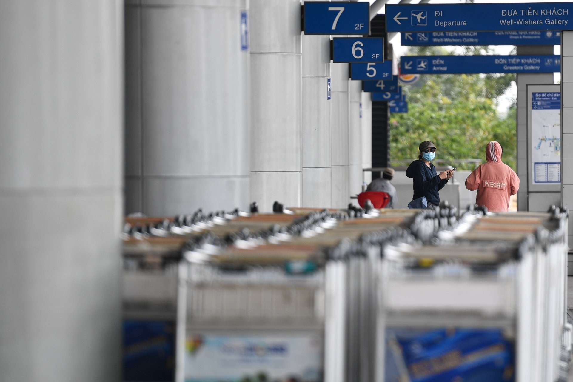 Nha hang, quan ca phe tai ga quoc te Tan Son Nhat van dong cua im lim hinh anh